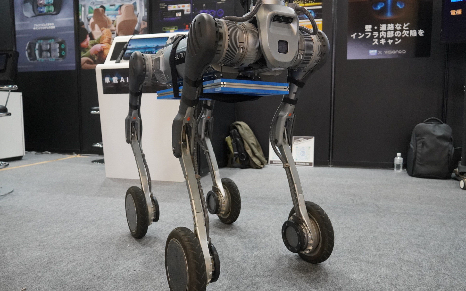 ロボットの腹の部分に抱えている青い部分がTDKの磁気センサー