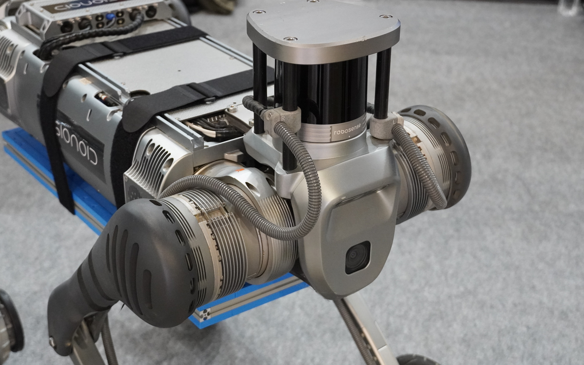 ロボットには各種センサーを搭載する。安全のため、歩いたり止まったりする動きは人間がリモートで制御するが、姿勢制御などは自ら行なう