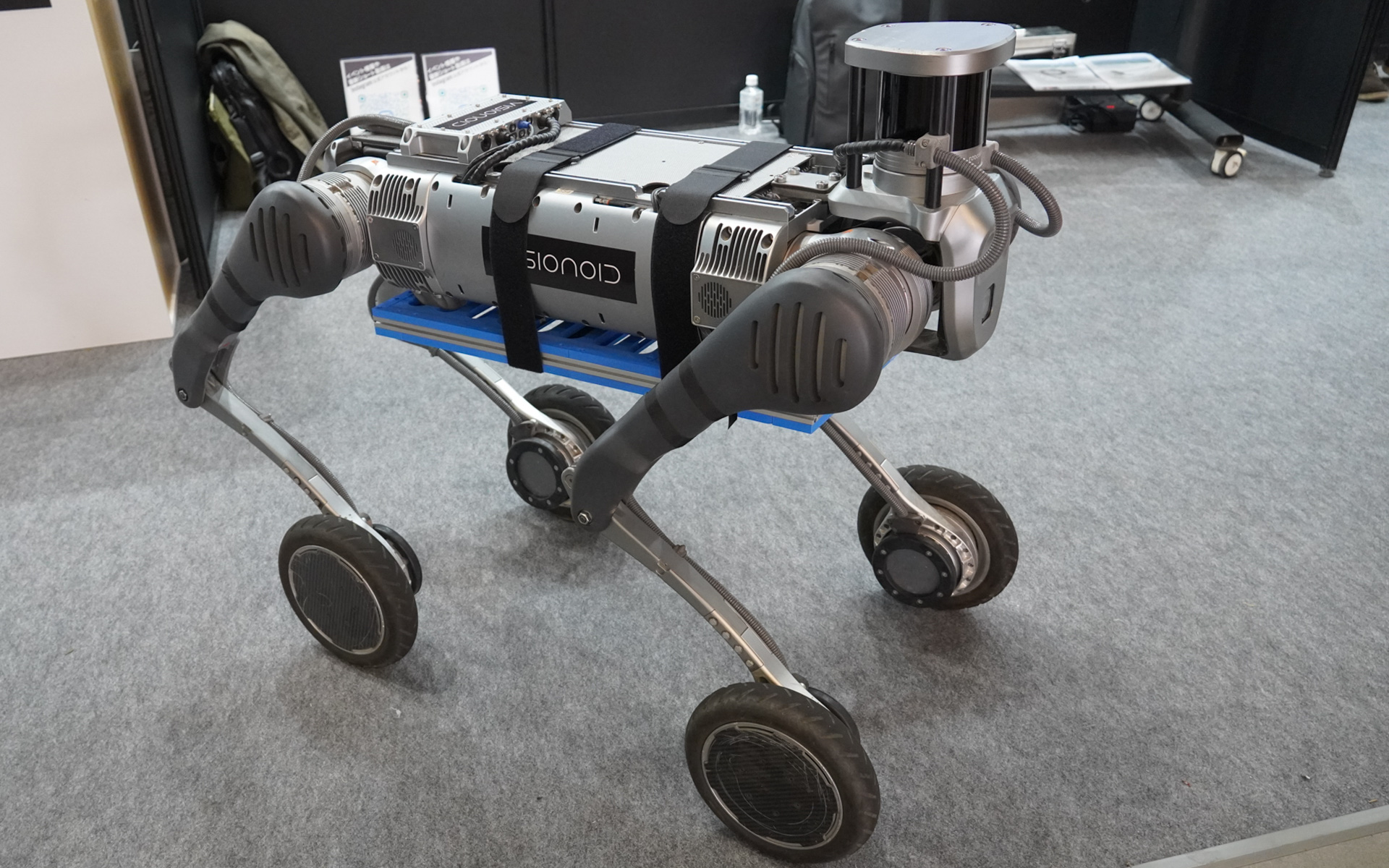 四足歩行ロボットの足の先端には車輪になっているが、外してただの足にすることもできるという