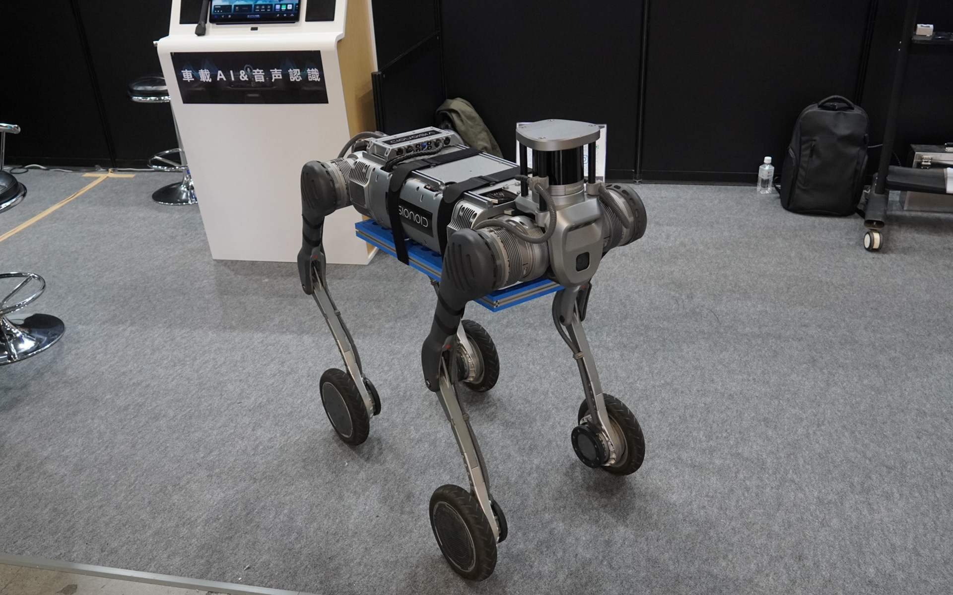 四足歩行ロボットの足の先端には車輪になっているが、外してただの足にすることもできるという