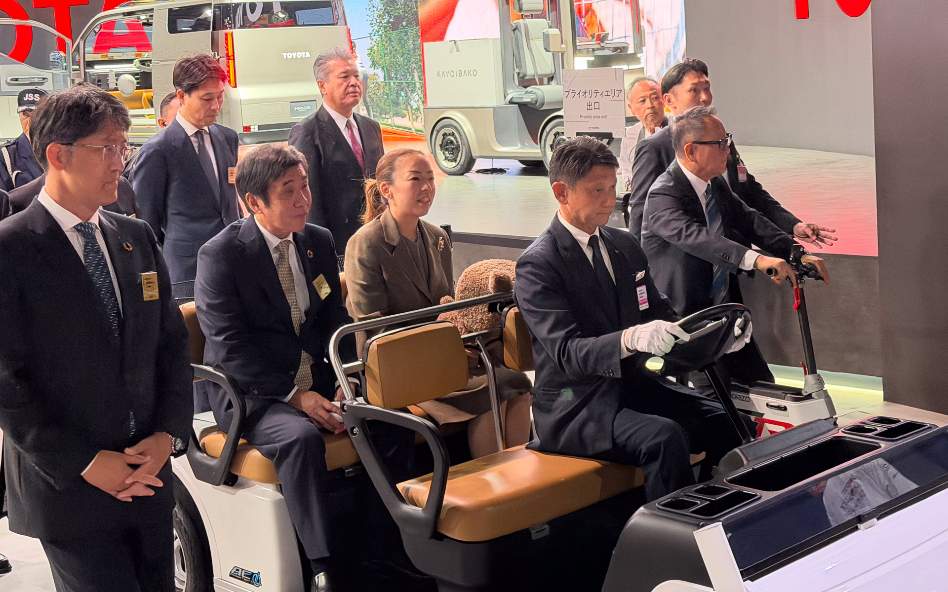 豊田章男会長、佐藤恒治社長、中嶋裕樹副社長らが、瑶子女王殿下と片山正則自工会会長をエスコート