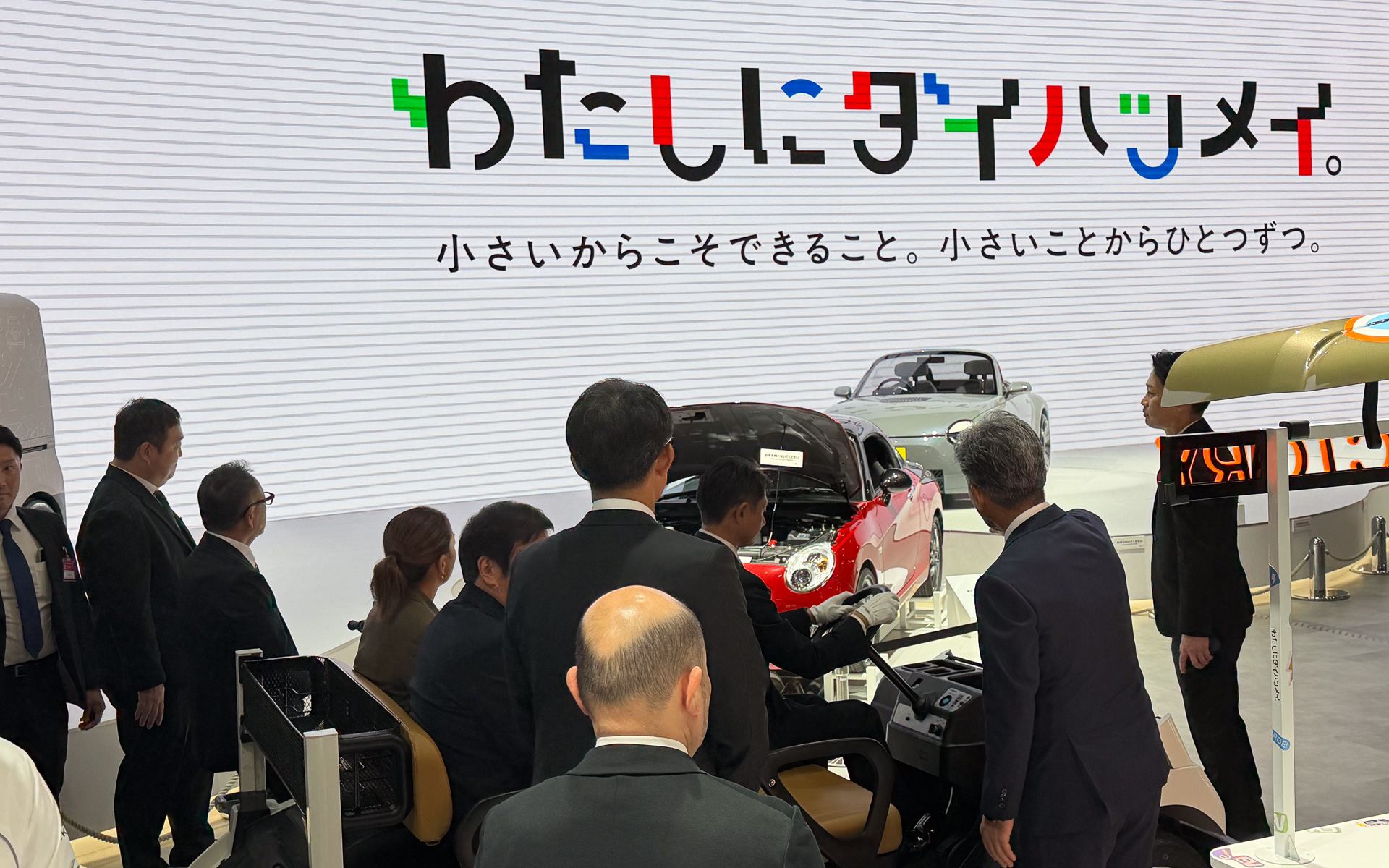 ダイハツブースでは新型FRモデルのコンセプト「K-OPEN」の説明を聞く瑶子女王殿下と片山正則自工会会長