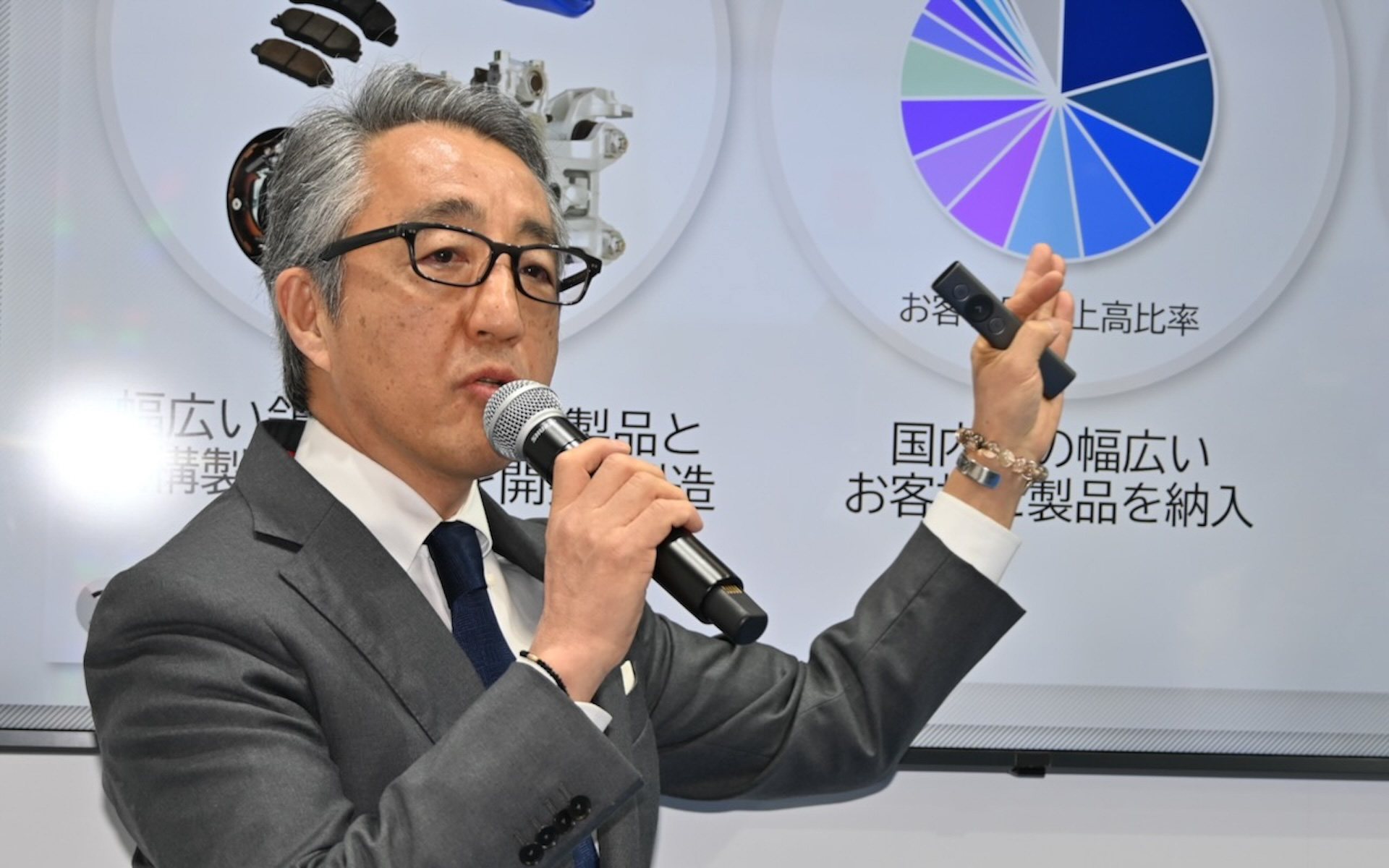 プレスカンファレンスに登壇した曙ブレーキの長岡宏社長