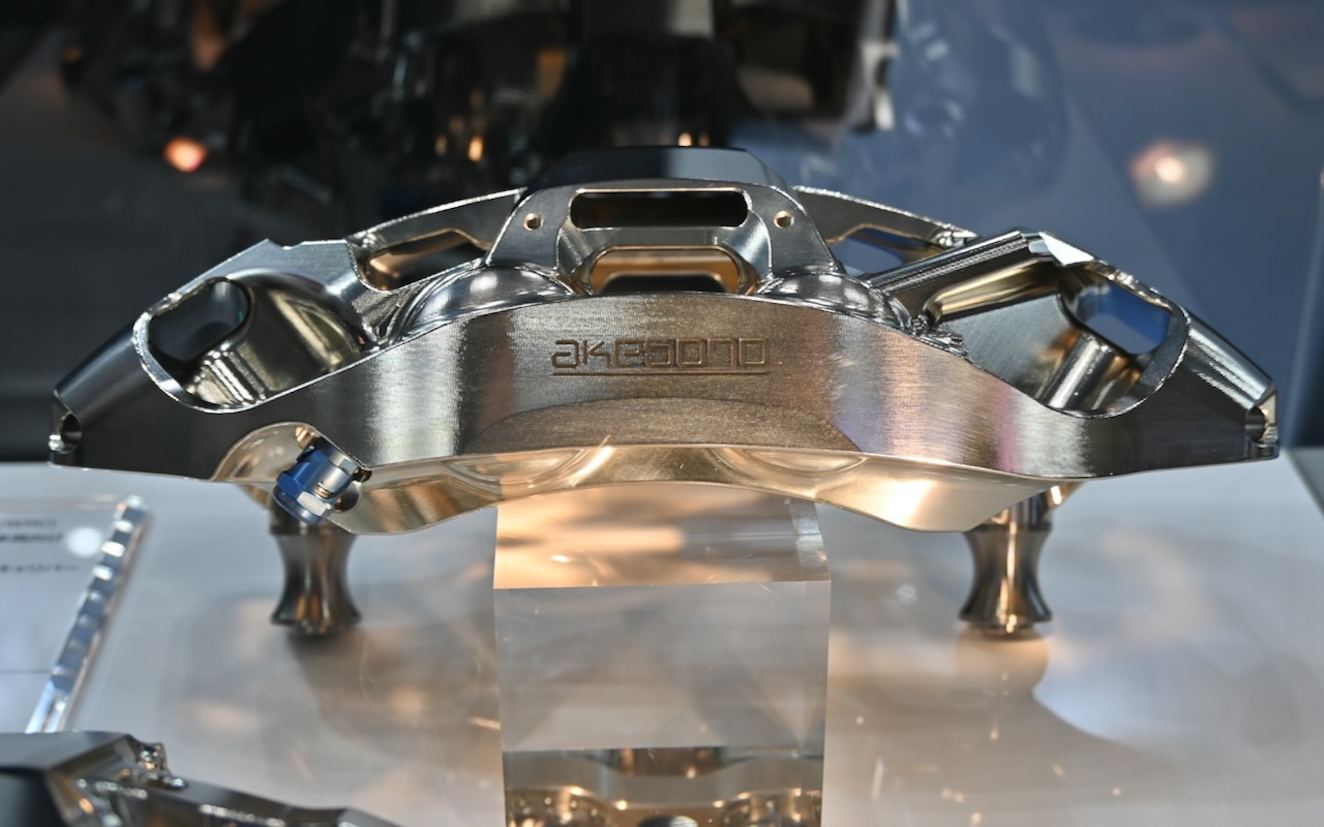 WRCラリーで使用される曙ブレーキ製キャリパー。強度を保ちつつ、軽量化のための最大限の肉抜きが施されている