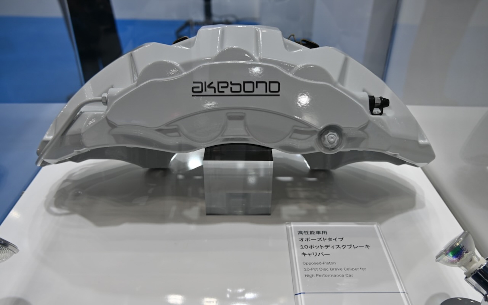 ポルシェのEVモデルが採用するオポーズドタイプの10ポッドブレーキキャリパー