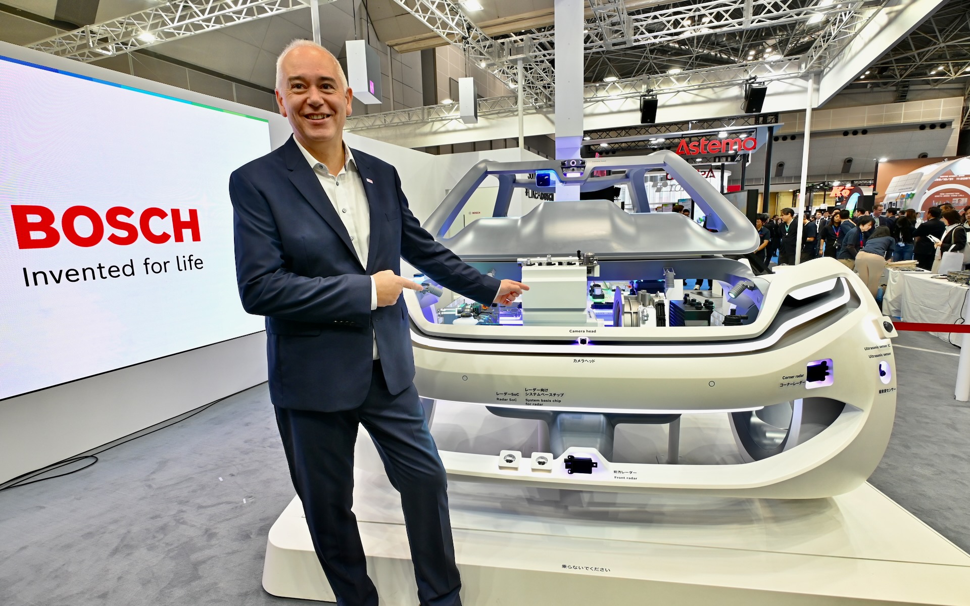 SDV（ソフトウェア・デファインド・ビークル）技術を可視化した展示車両とクリスチャン・メッカー社長