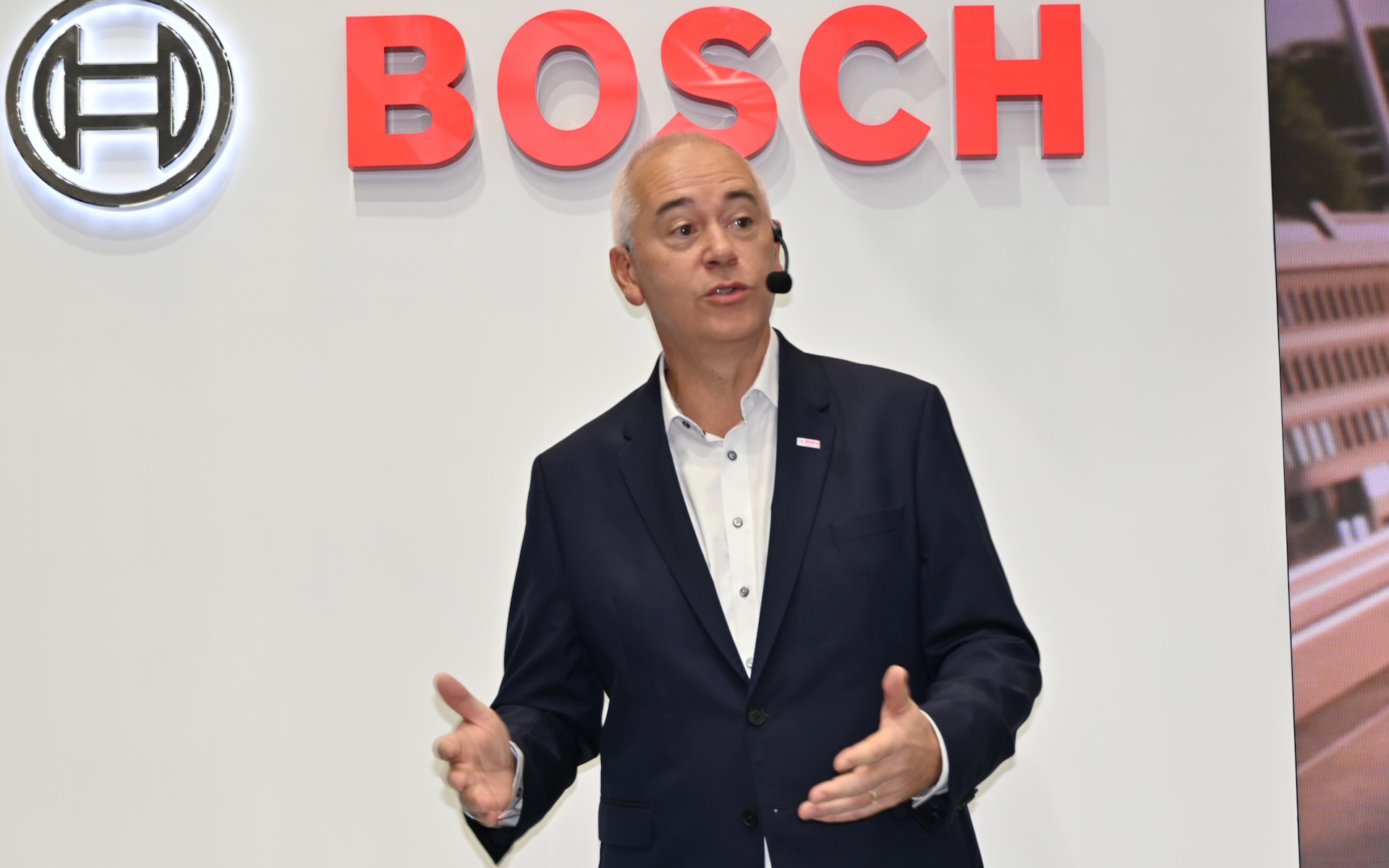 プレスカンファレンスに臨むクリスチャン・メッカー社長