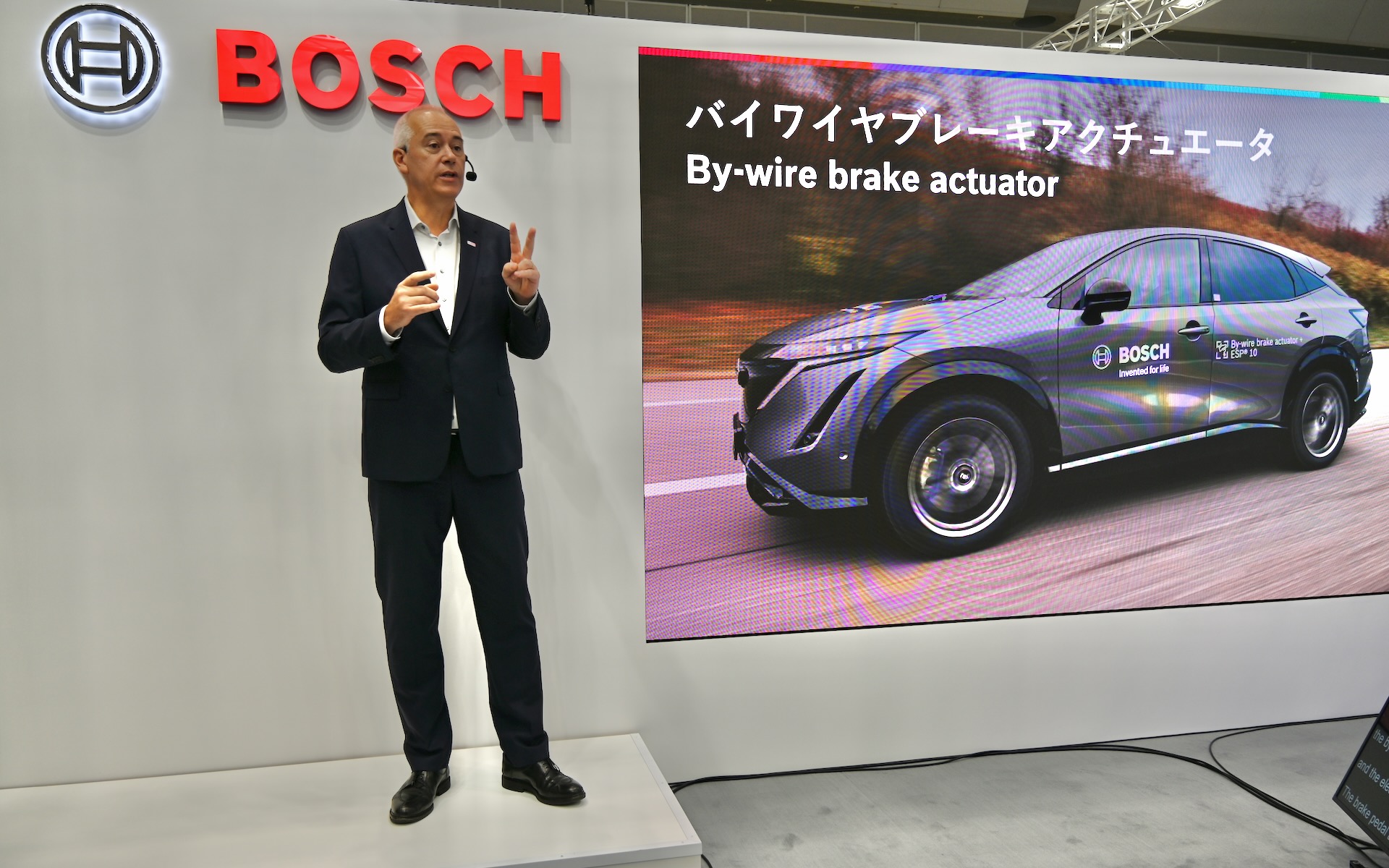 プレスカンファレンスに臨むクリスチャン・メッカー社長