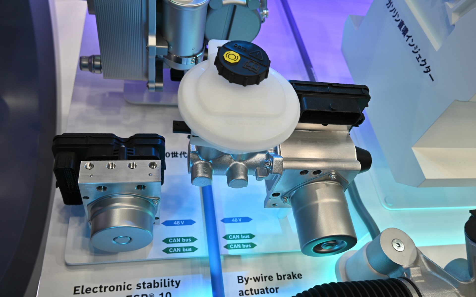 展示車が搭載するバイワイヤブレーキアクチュエータ（右）と横滑り防止装置（ESC）