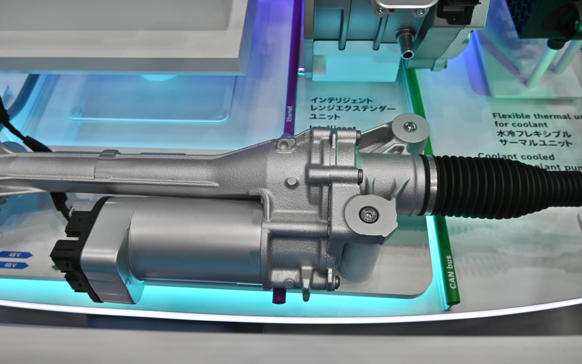 ラック&ピニオンのギア部にもアクチュエータを搭載する（丸い筒状のもの）