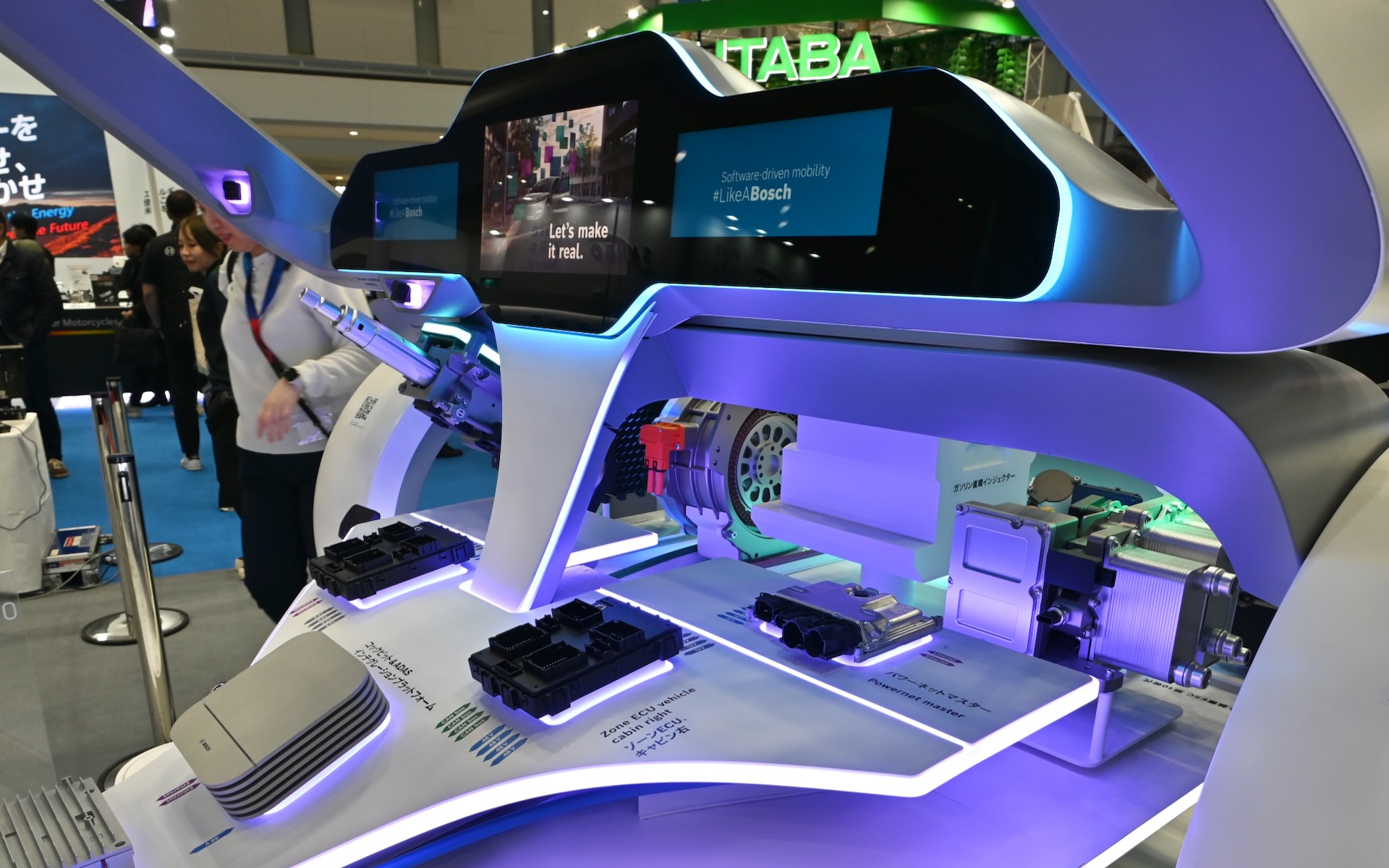 前席は顔認証によって自動でパーソナライズ化が行なわれる