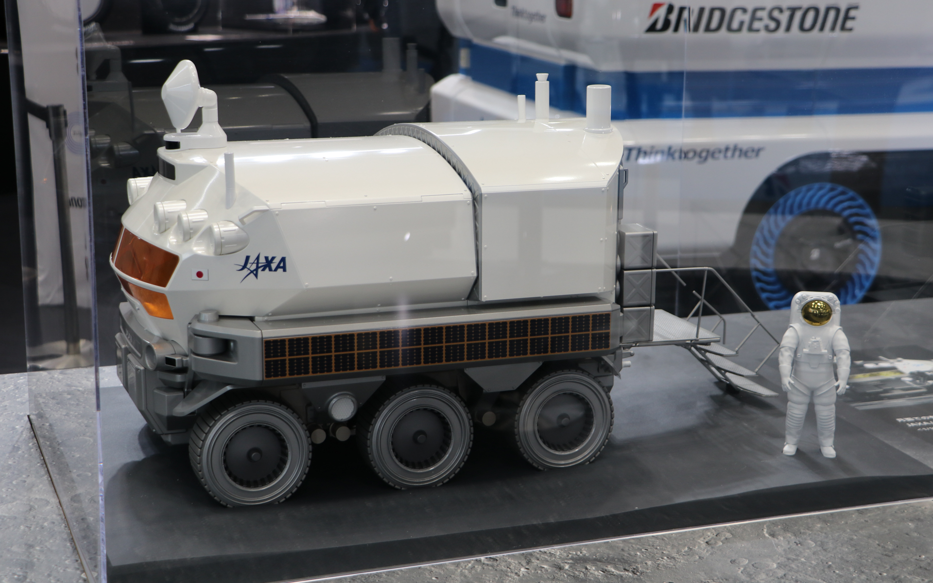 トヨタとJAXAが共同研究を行なっている月面での有人探査活動に必要な有人与圧ローバ（愛称：ルナクルーザー）の模型
