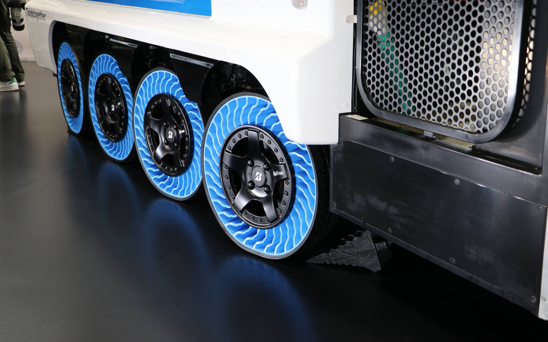 2025年2月にグリーンスローモビリティ運行事業に関する連携協定を、富山県富山市と締結して実証実験を推進してきたといい、2026年には富山市内で運行している「Boule Baas（ブールバース）」と「ランドカータイプ」に実装される予定