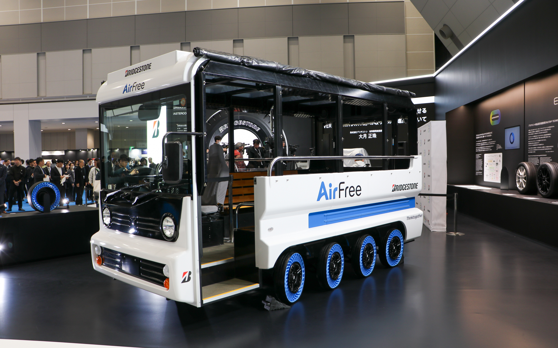 2025年2月にグリーンスローモビリティ運行事業に関する連携協定を、富山県富山市と締結して実証実験を推進してきたといい、2026年には富山市内で運行している「Boule Baas（ブールバース）」と「ランドカータイプ」に実装される予定