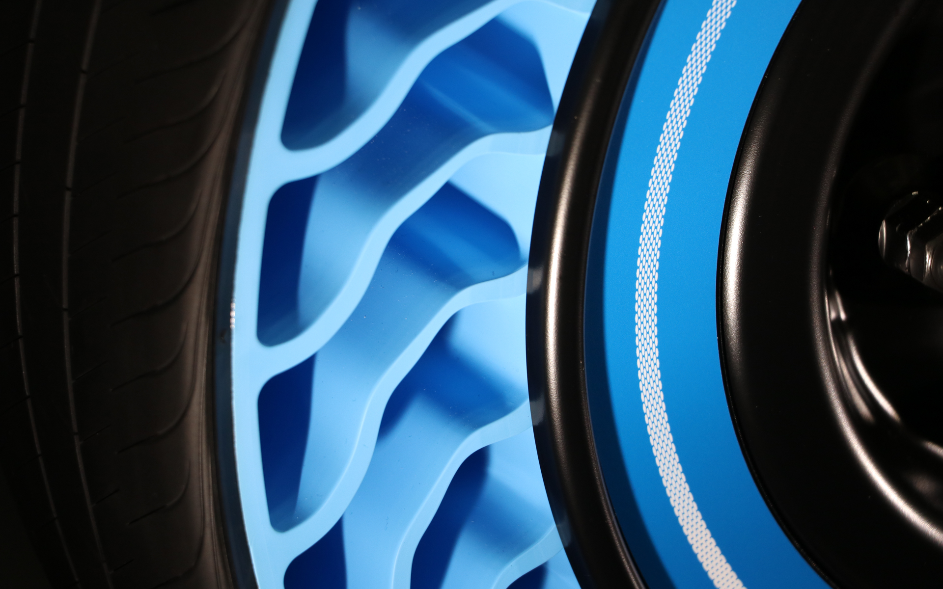 第3世代のAirfreeに使用されている樹脂（青い部分）。まるでゴムのようにしなる柔らかさを持ちながら、車重を支える強さも兼ね備えている。樹脂なのでリサイクルもしやすい