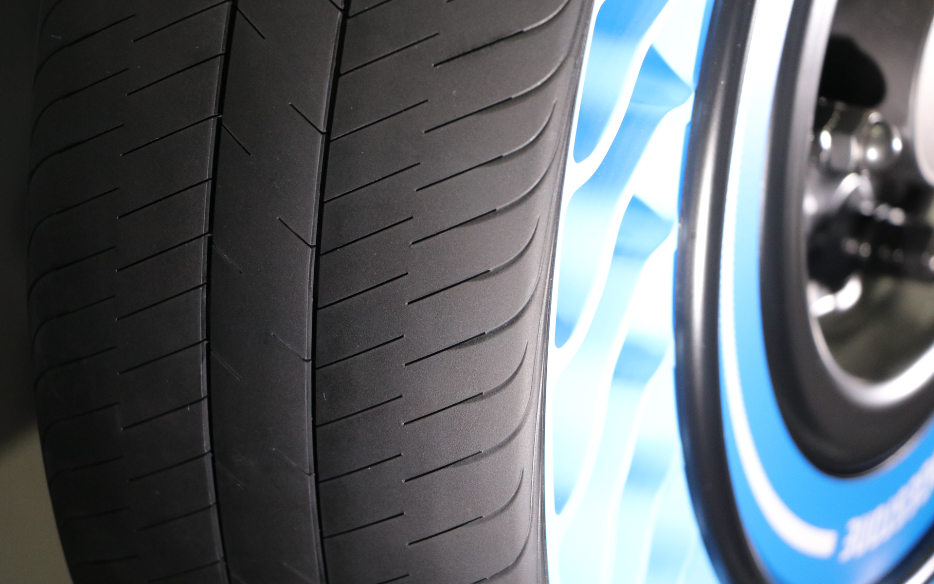 トレッド面は一般的なゴム製タイヤと同じなので、リトレッドすれば長く利用できる