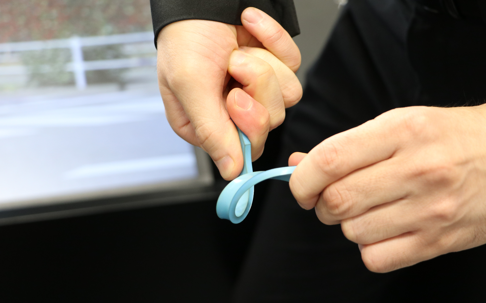 第3世代のAirfreeに使用されている樹脂（青い部分）。まるでゴムのようにしなる柔らかさを持ちながら、車重を支える強さも兼ね備えている。樹脂なのでリサイクルもしやすい