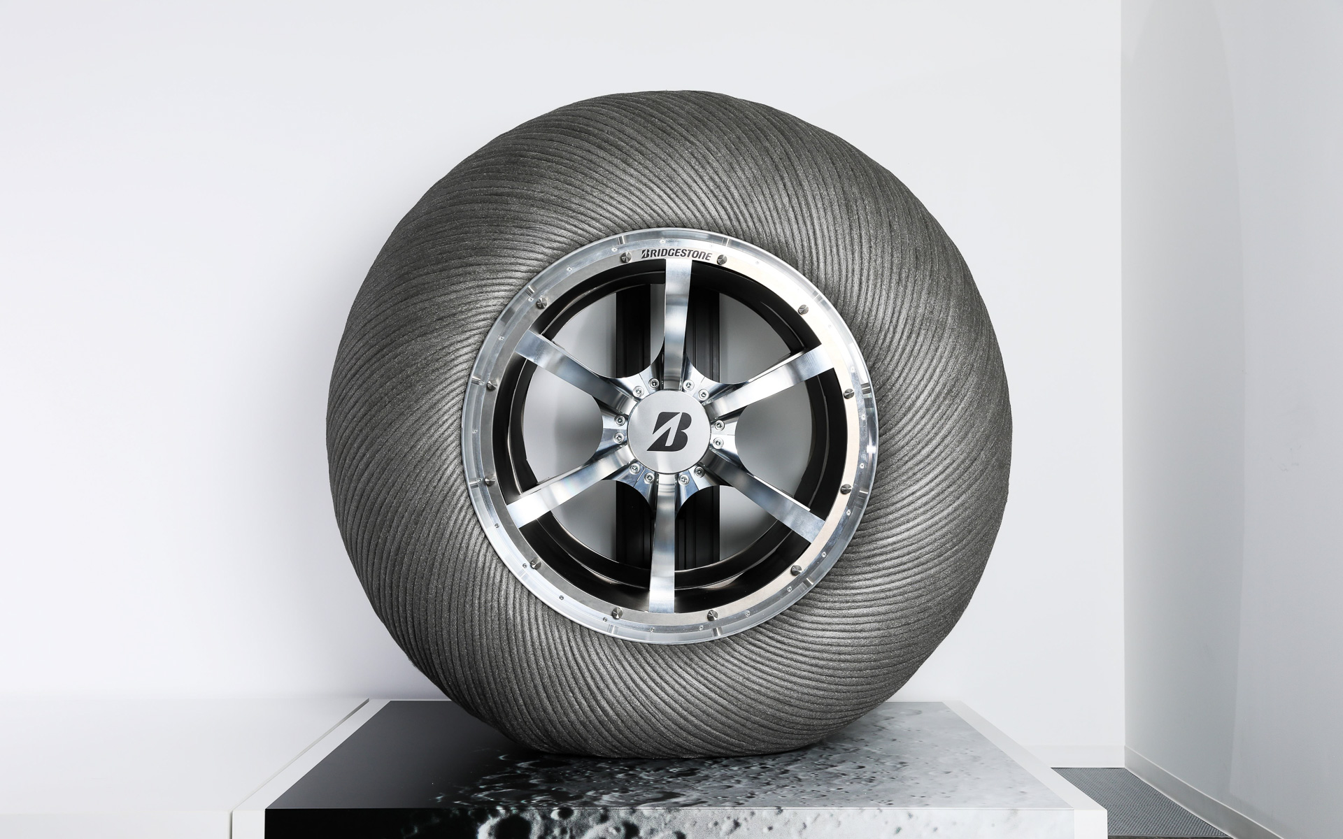 ブリヂストンの第1世代の月面探査車用タイヤ