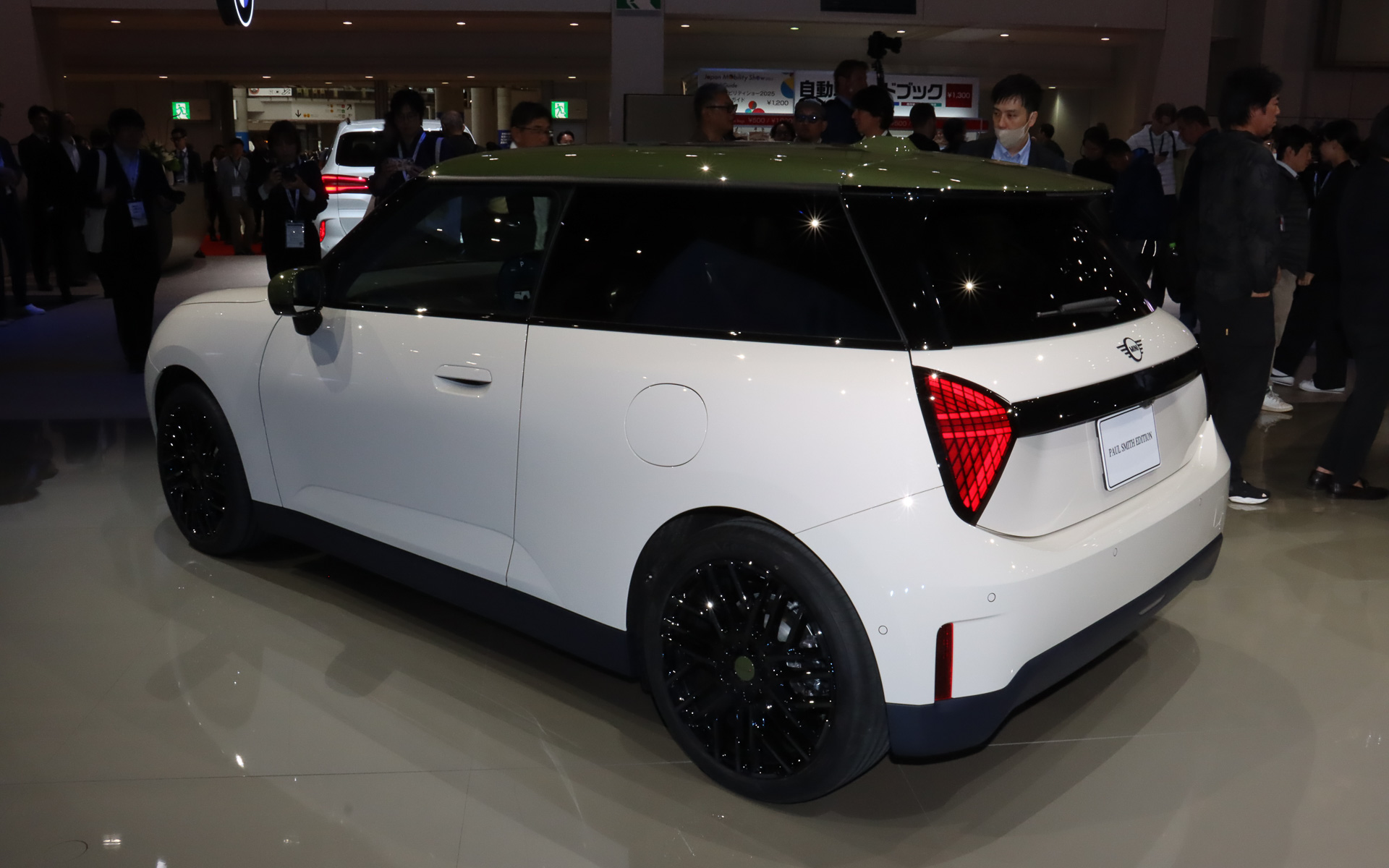 ボディカラーは専用色の「インスパイアード・ホワイト」。ルーフカラーも専用の「ノッティンガム・グリーン」