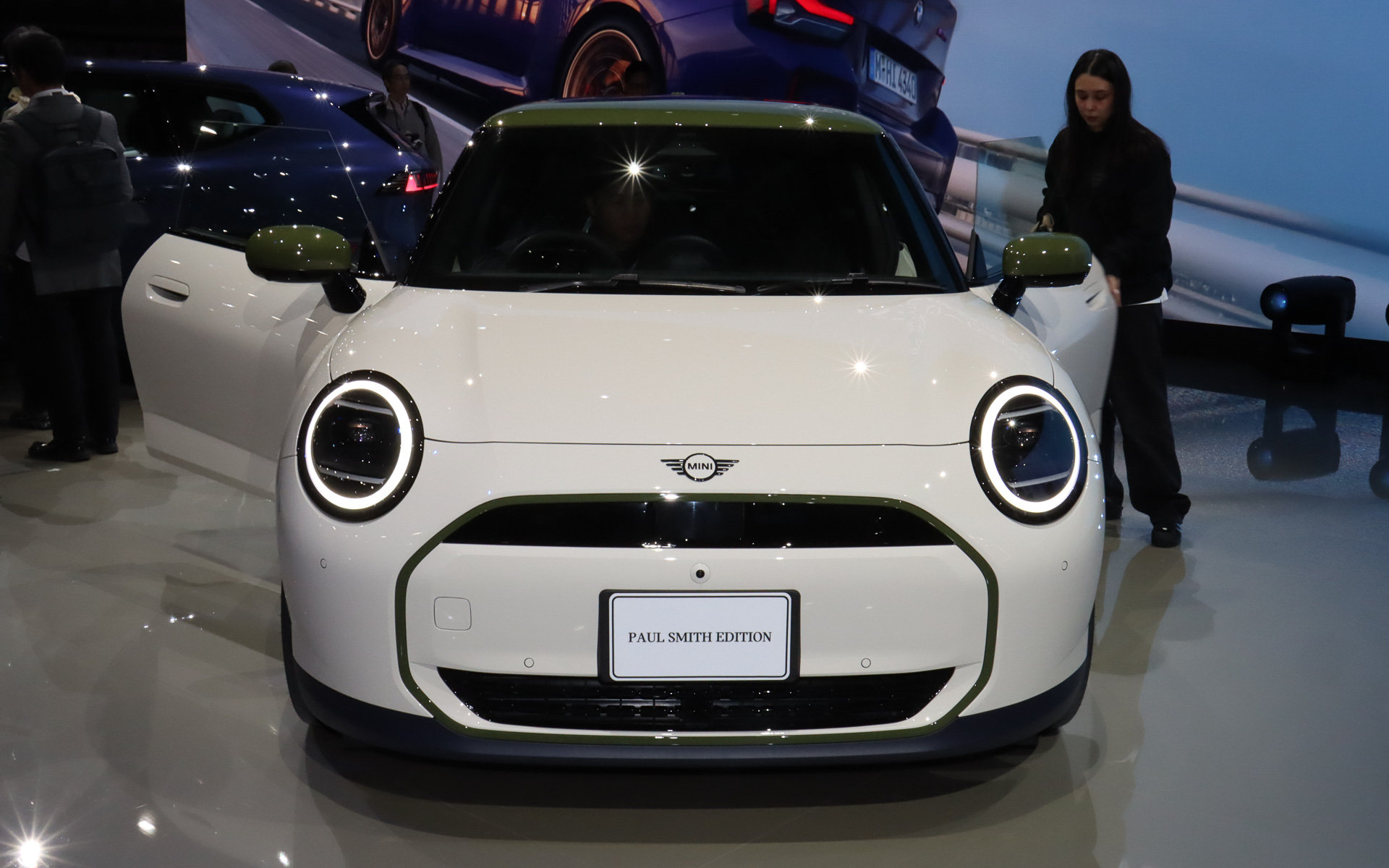 ボディカラーは専用色の「インスパイアード・ホワイト」。ルーフカラーも専用の「ノッティンガム・グリーン」