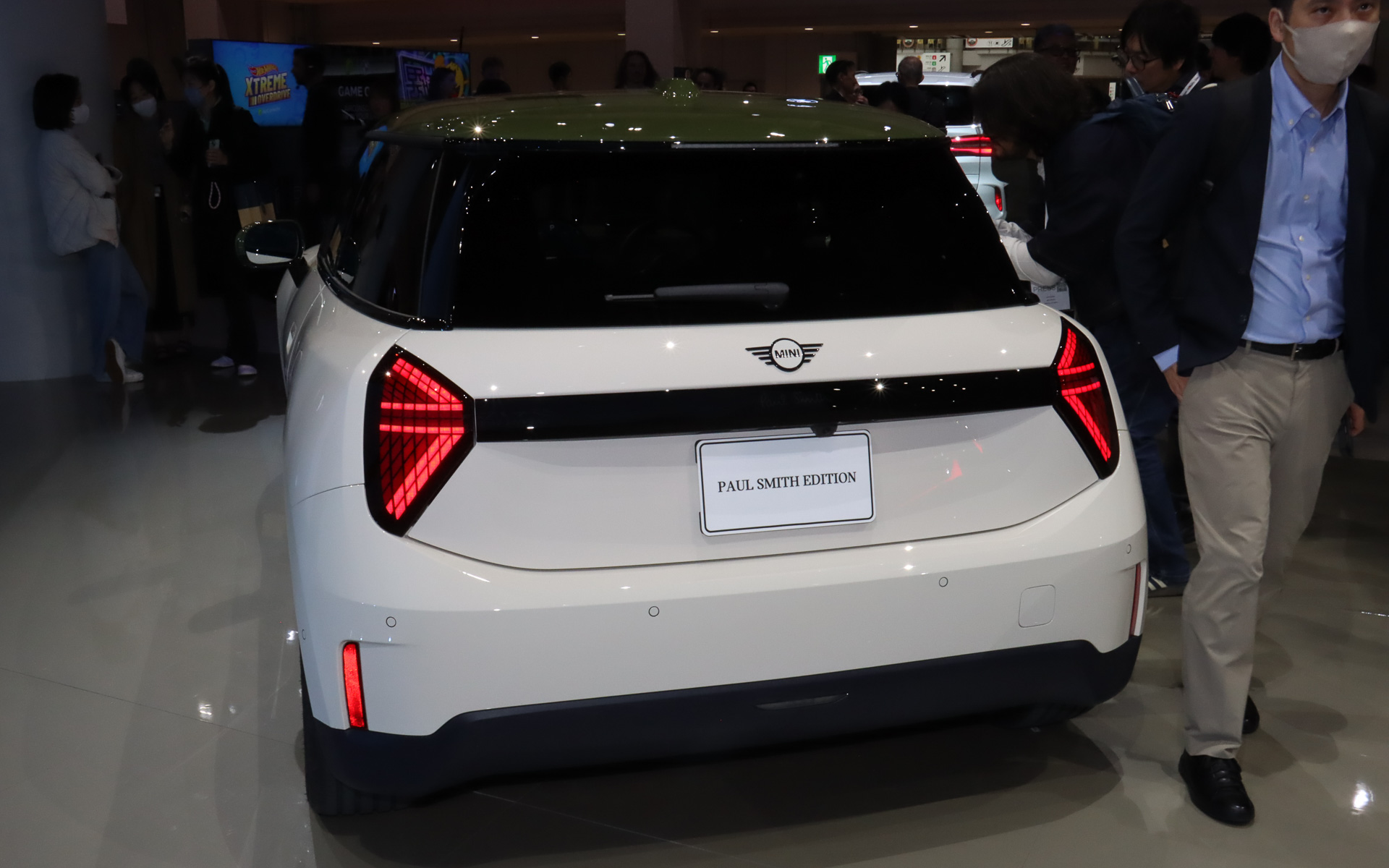 ボディカラーは専用色の「インスパイアード・ホワイト」。ルーフカラーも専用の「ノッティンガム・グリーン」