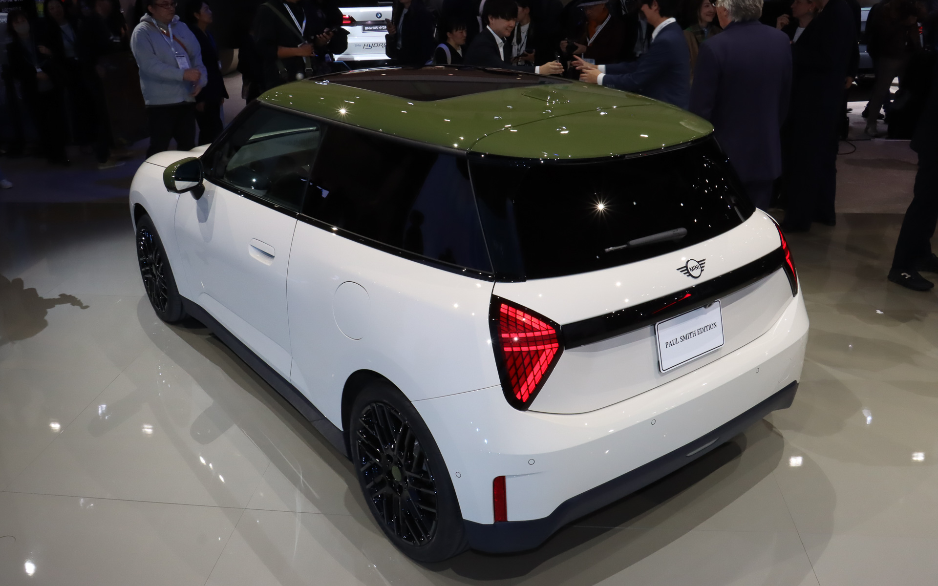 ルーフ上に「パノラマ・ガラス・サンルーフ」を装着