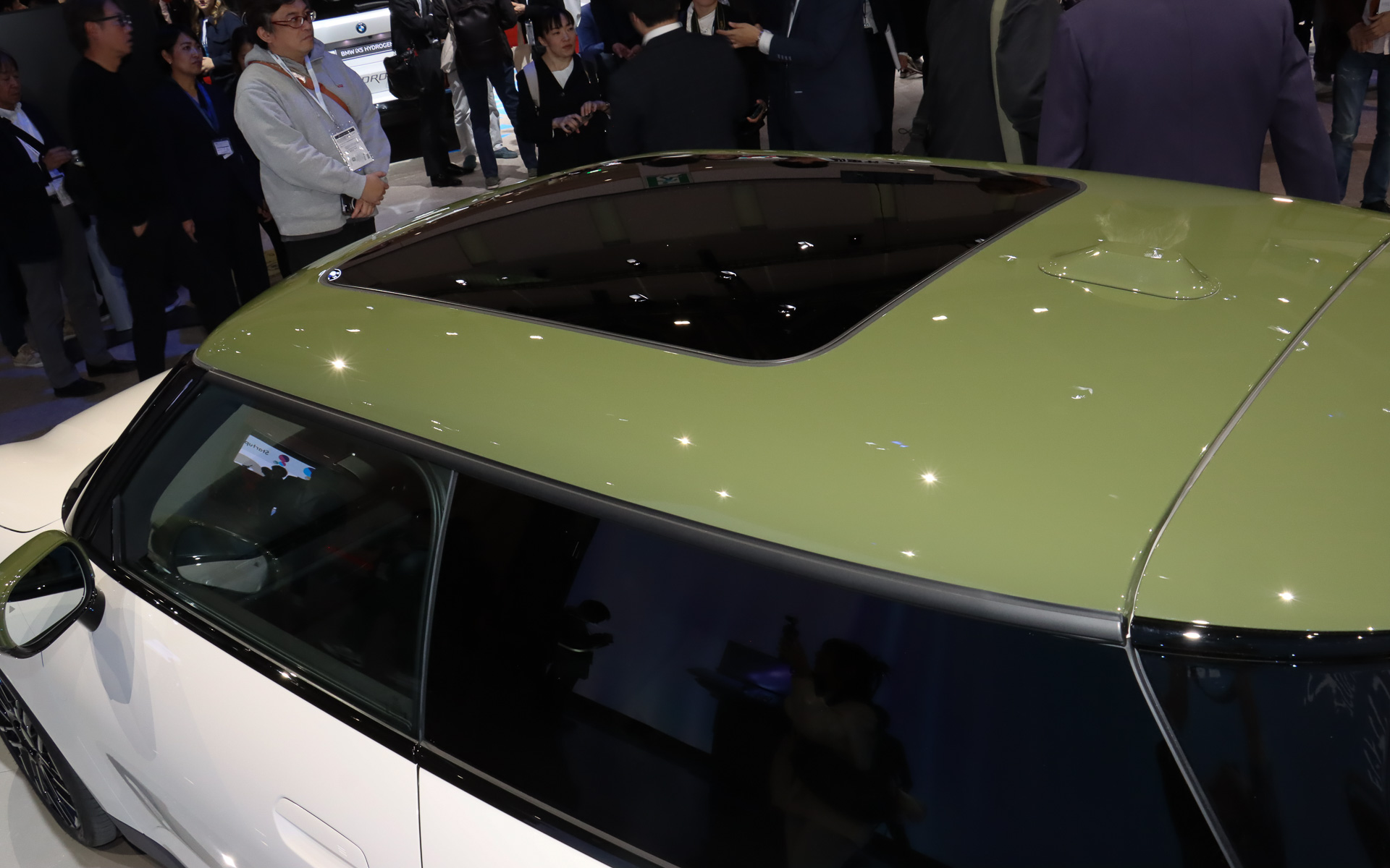 ルーフ上に「パノラマ・ガラス・サンルーフ」を装着