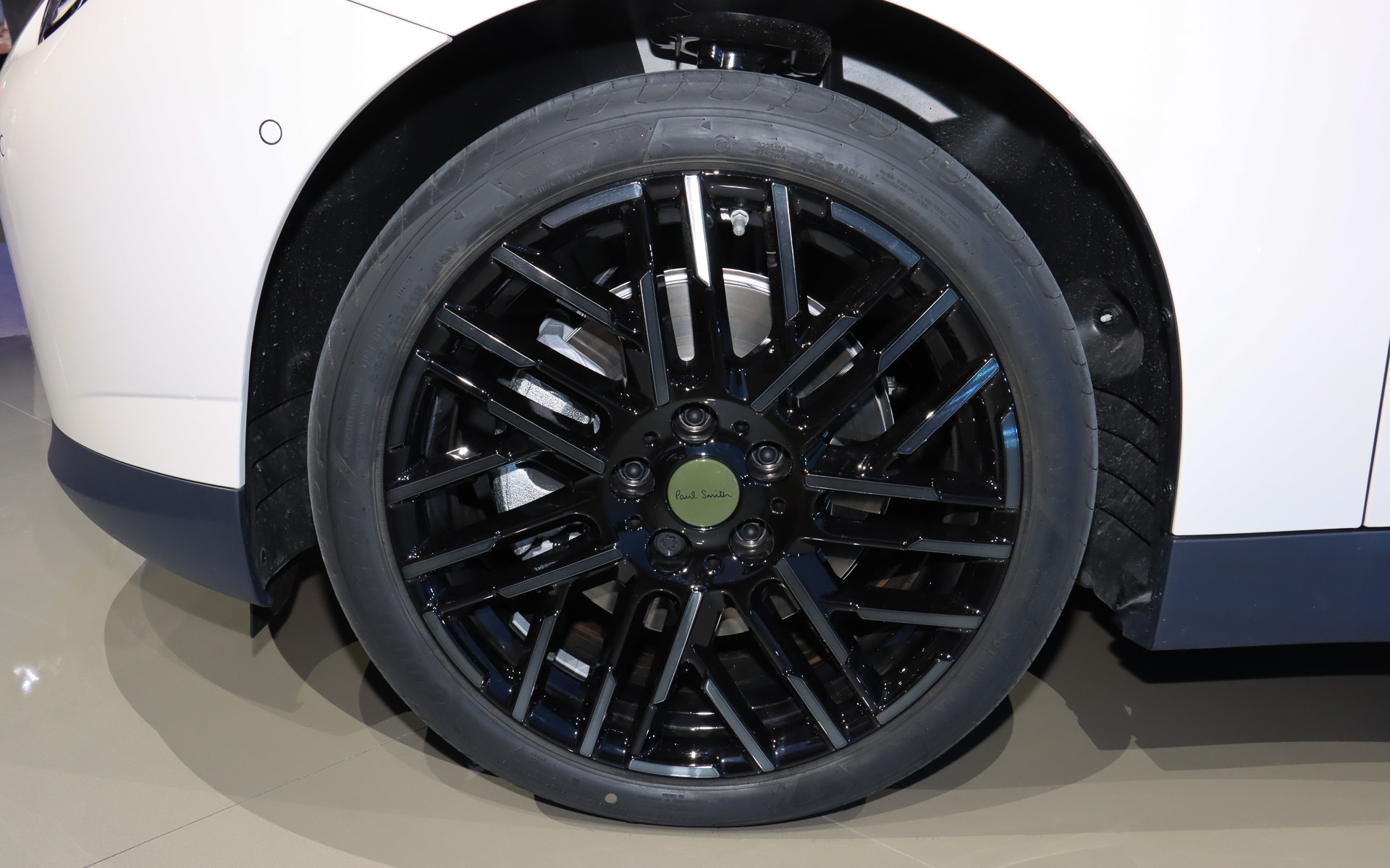 専用ホイールキャップを装着する18インチのナイトフラッシュ・スポーク ブラックホイールを標準装備。タイヤサイズは225/40R18