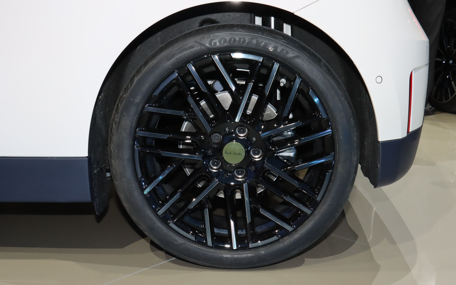 専用ホイールキャップを装着する18インチのナイトフラッシュ・スポーク ブラックホイールを標準装備。タイヤサイズは225/40R18