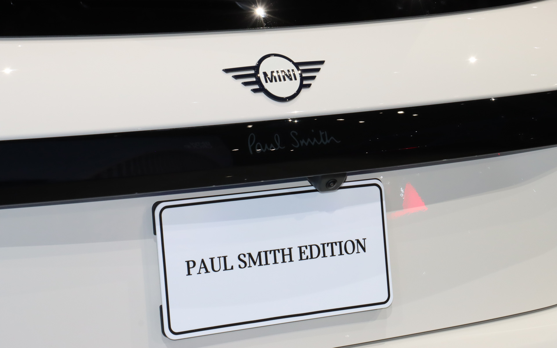 リアハッチの黒いテールゲート・ハンドルにもポール・スミスのテキストロゴが施されている