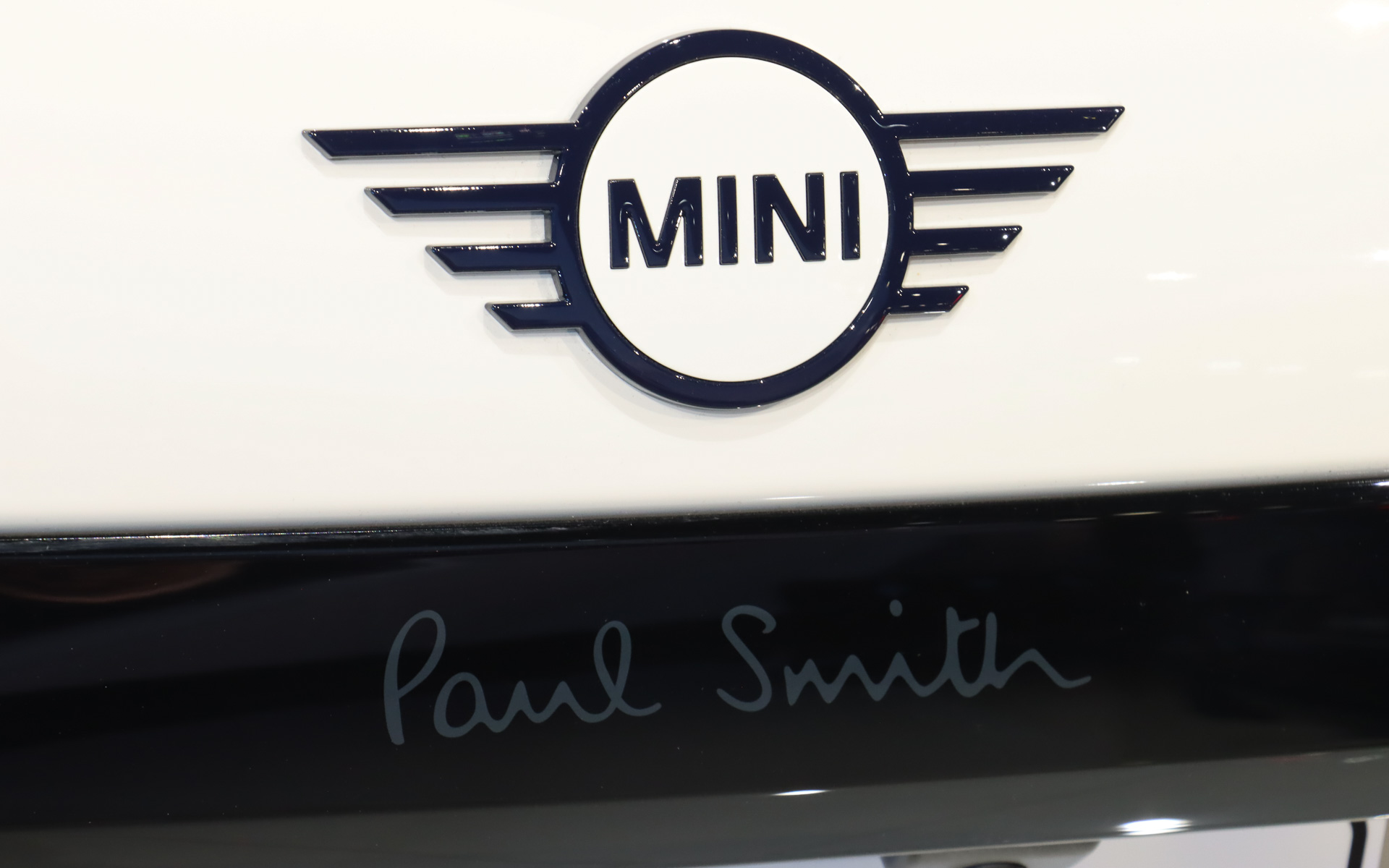 リアハッチの黒いテールゲート・ハンドルにもポール・スミスのテキストロゴが施されている