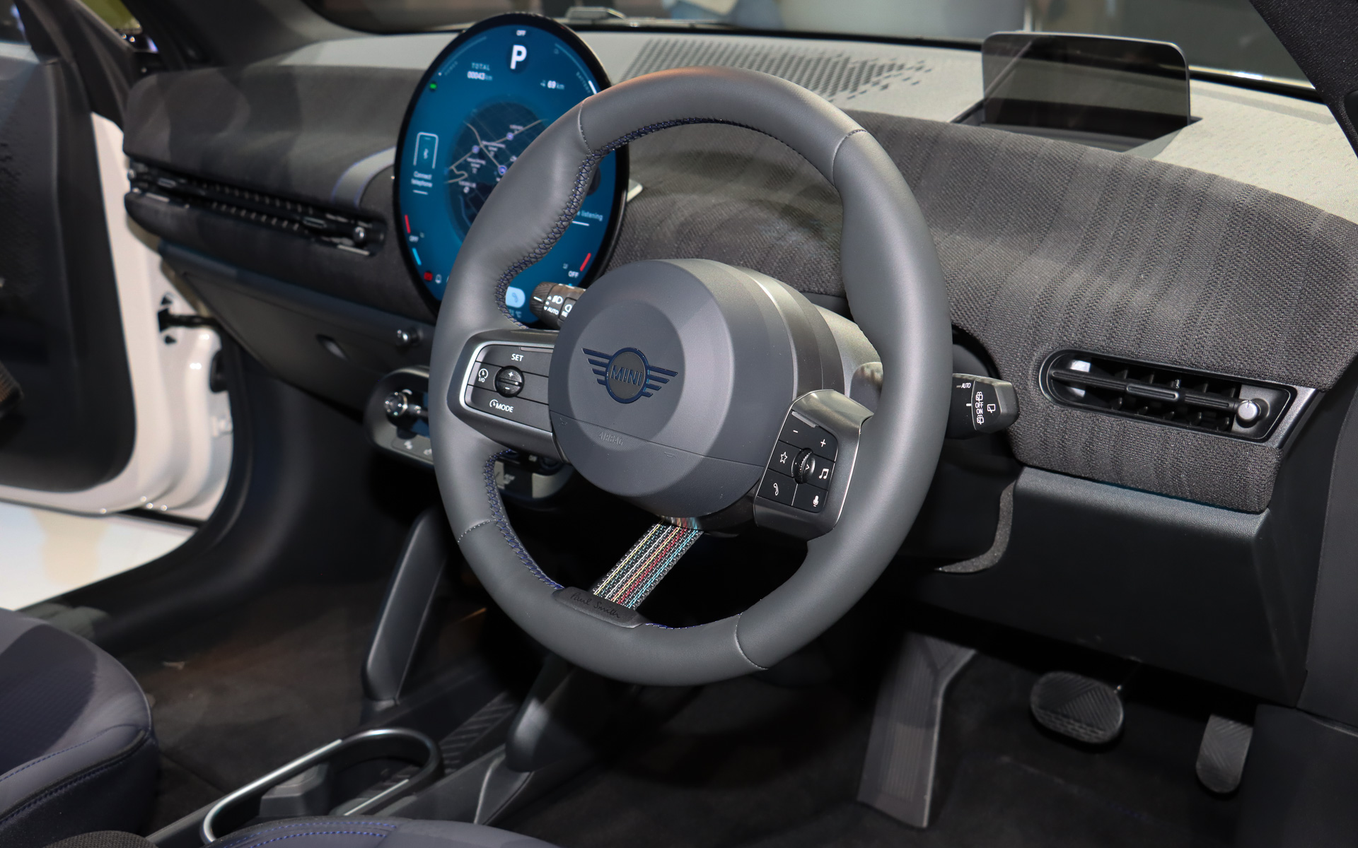 シグニチャー・ストライプをモチーフとした鮮やかな色の飾り縫いをテキスタイルストラップに施した専用スポーツステアリングを装着