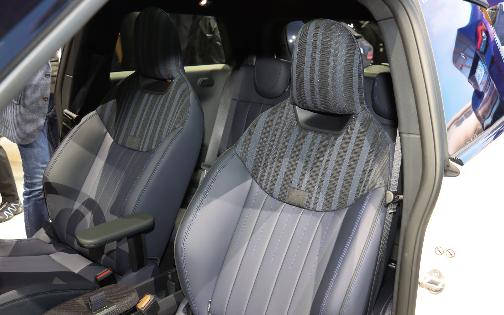 ニット素材のテキスタイルと合成皮革のべスキンを使ったコンビネーション表皮のスポーツシート