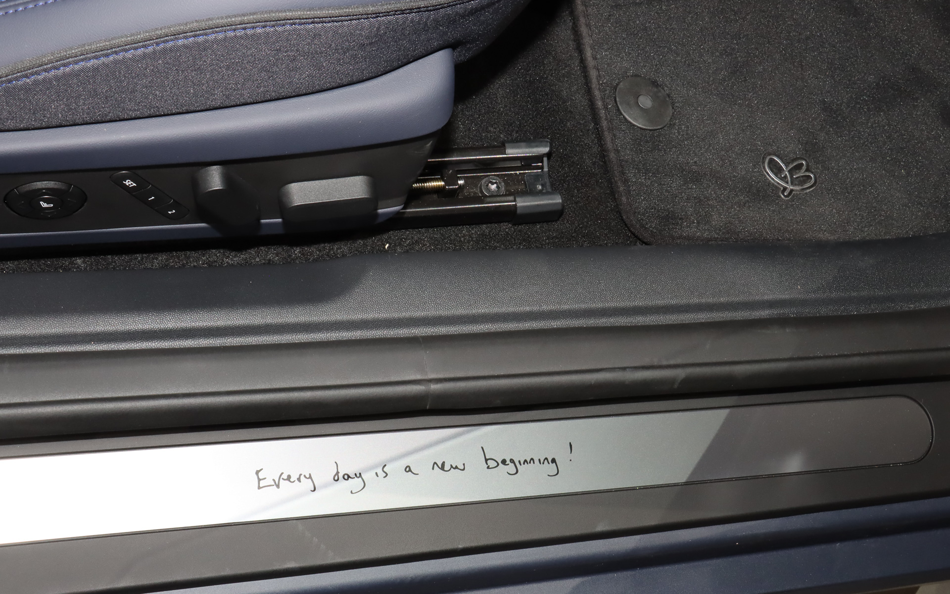 スカッフプレートに「Every Day is a new begining!」のメッセージが刻まれ、フロアマットにはポール・スミス氏が描いた、うさぎをモチーフとしたデザインのリベットが施されている