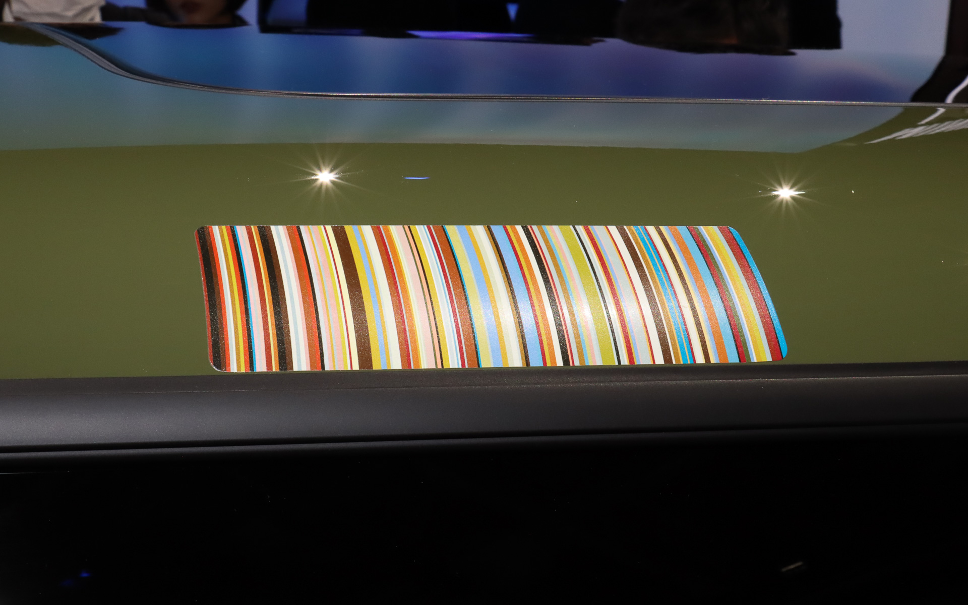 ルーフの右側後方に「シグニチャー・ストライプ」を設定