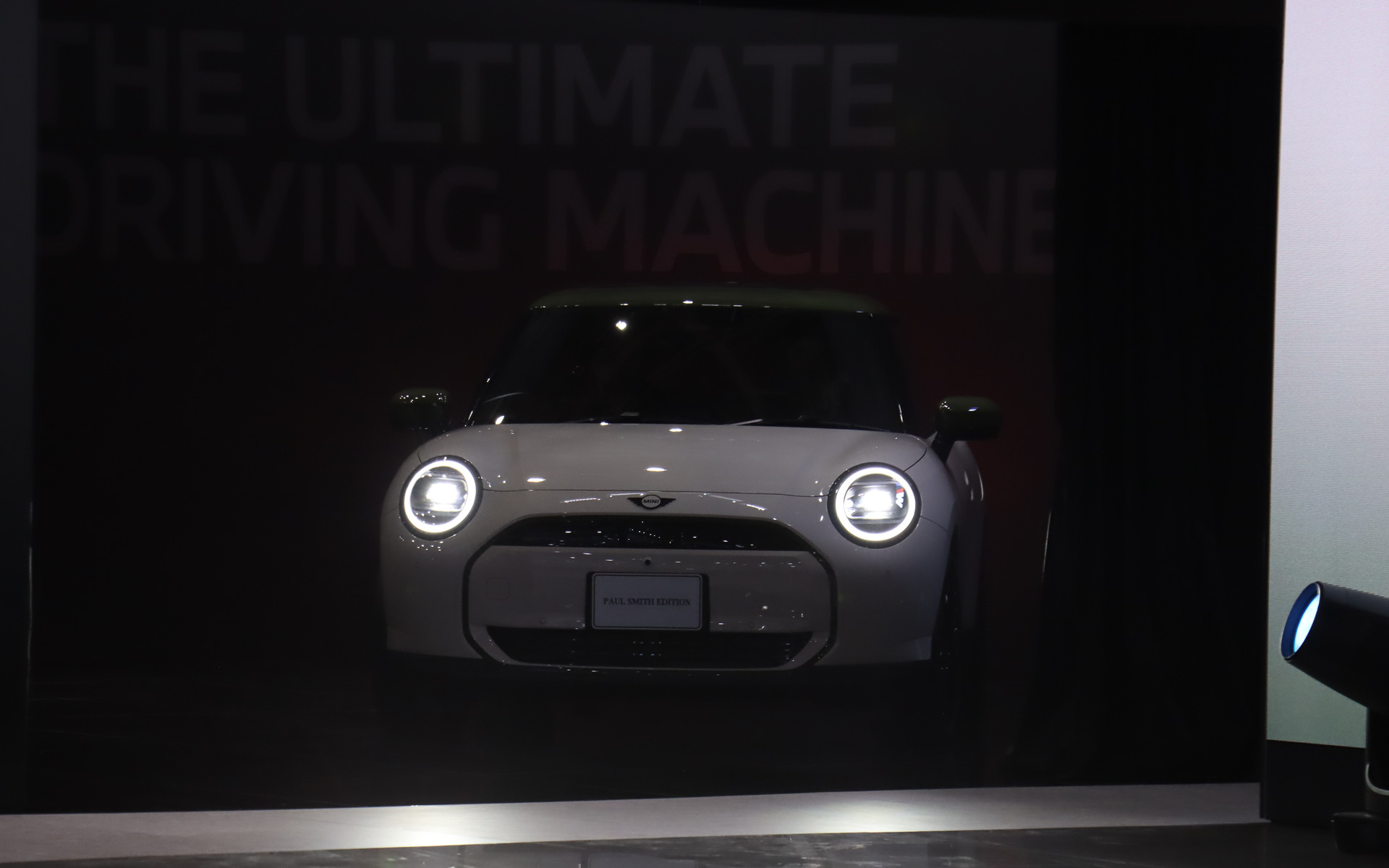 ステージ上に走り出したMINI ポール・スミス エディションからポール・スミス氏本人が登場