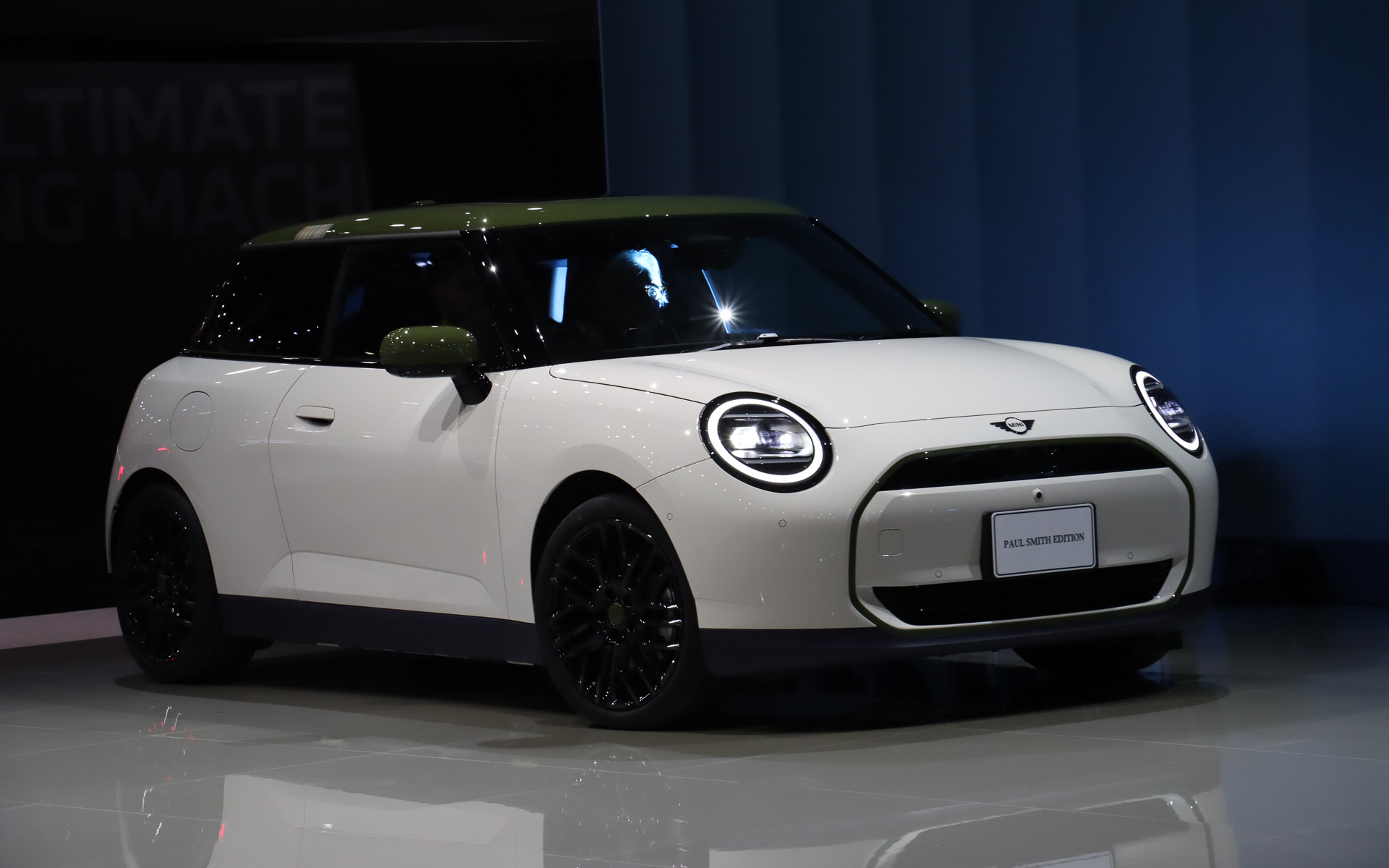 ステージ上に走り出したMINI ポール・スミス エディションからポール・スミス氏本人が登場