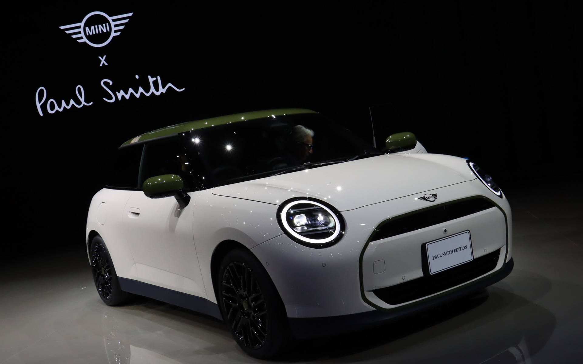ステージ上に走り出したMINI ポール・スミス エディションからポール・スミス氏本人が登場