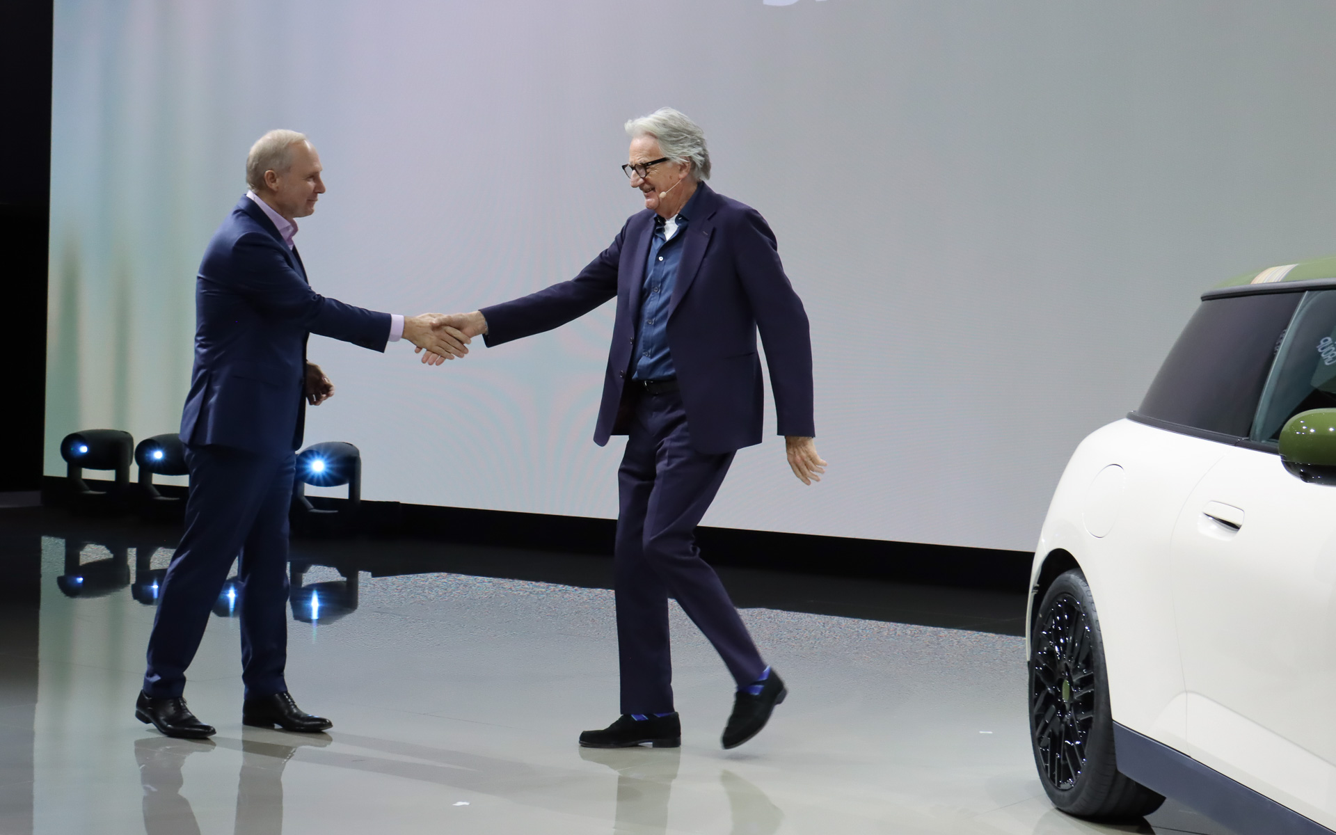 ステージ上に走り出したMINI ポール・スミス エディションからポール・スミス氏本人が登場