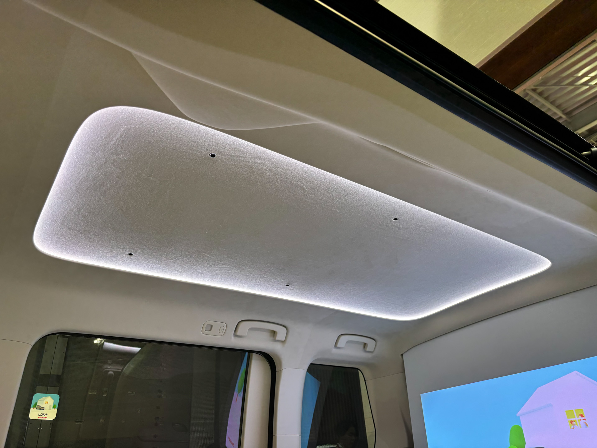 室内天井部分のLED照明。自由に色を変えることができる