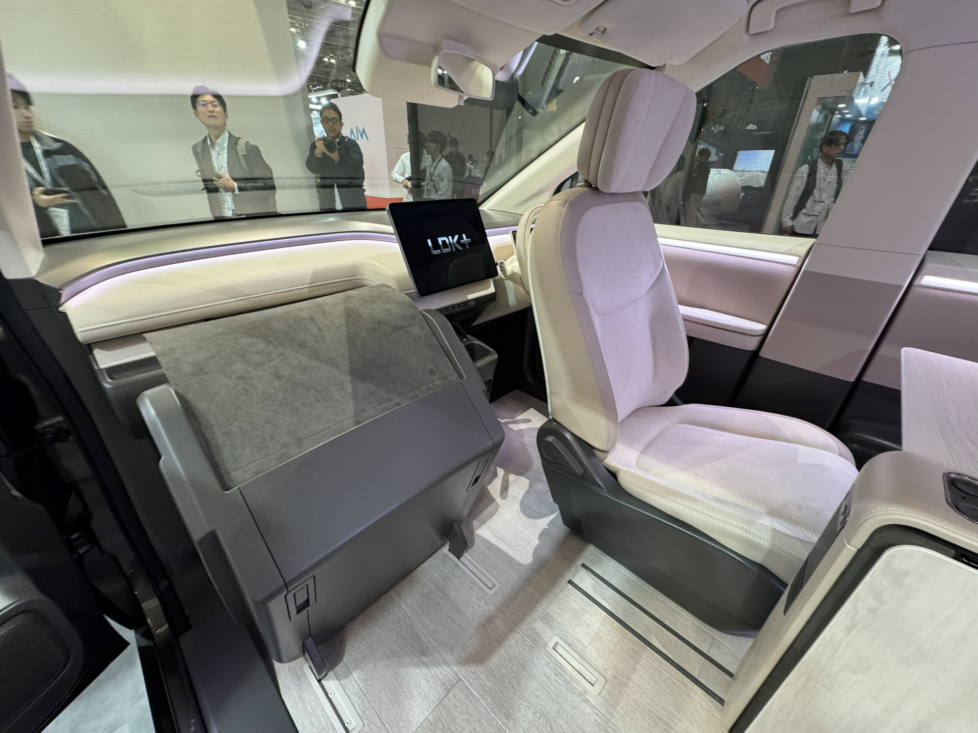 運転席の椅子は180度回転し、助手席の椅子は折りたためる