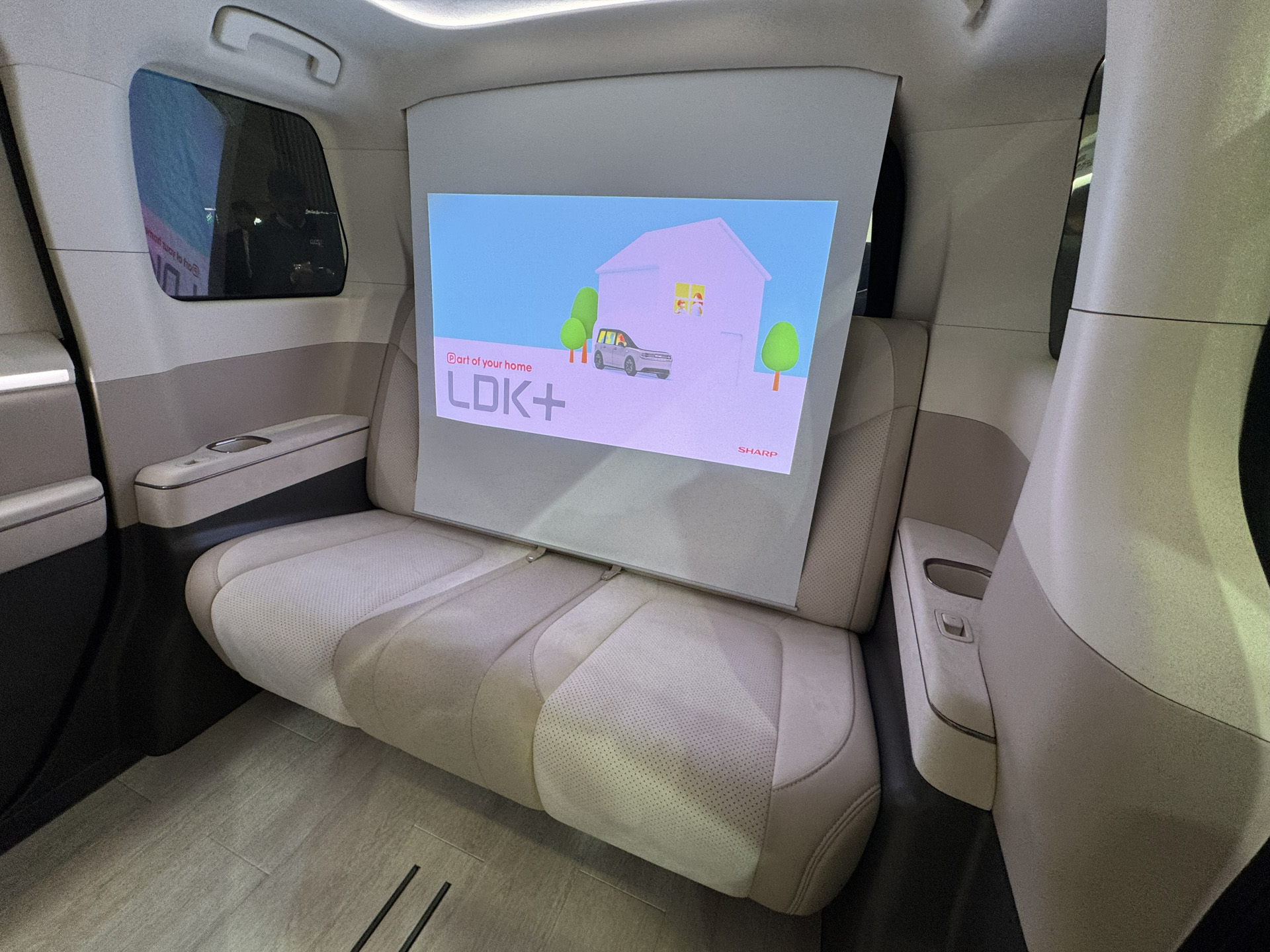 スクリーンに映像を映したところ。60型程度のサイズとみられる