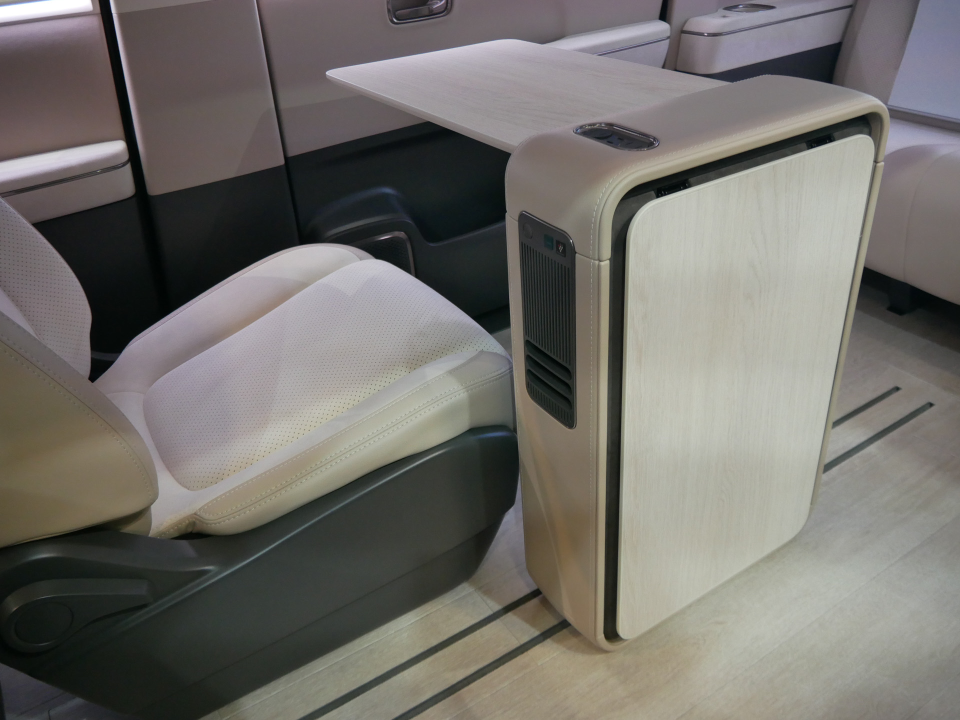 クルマの中央部には移動式コンソールがあり、テーブルにもなる