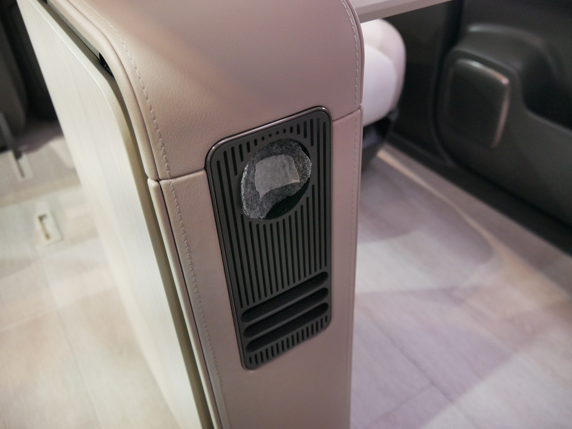 コンソールの反対側には格納式プロジェクターが搭載されている