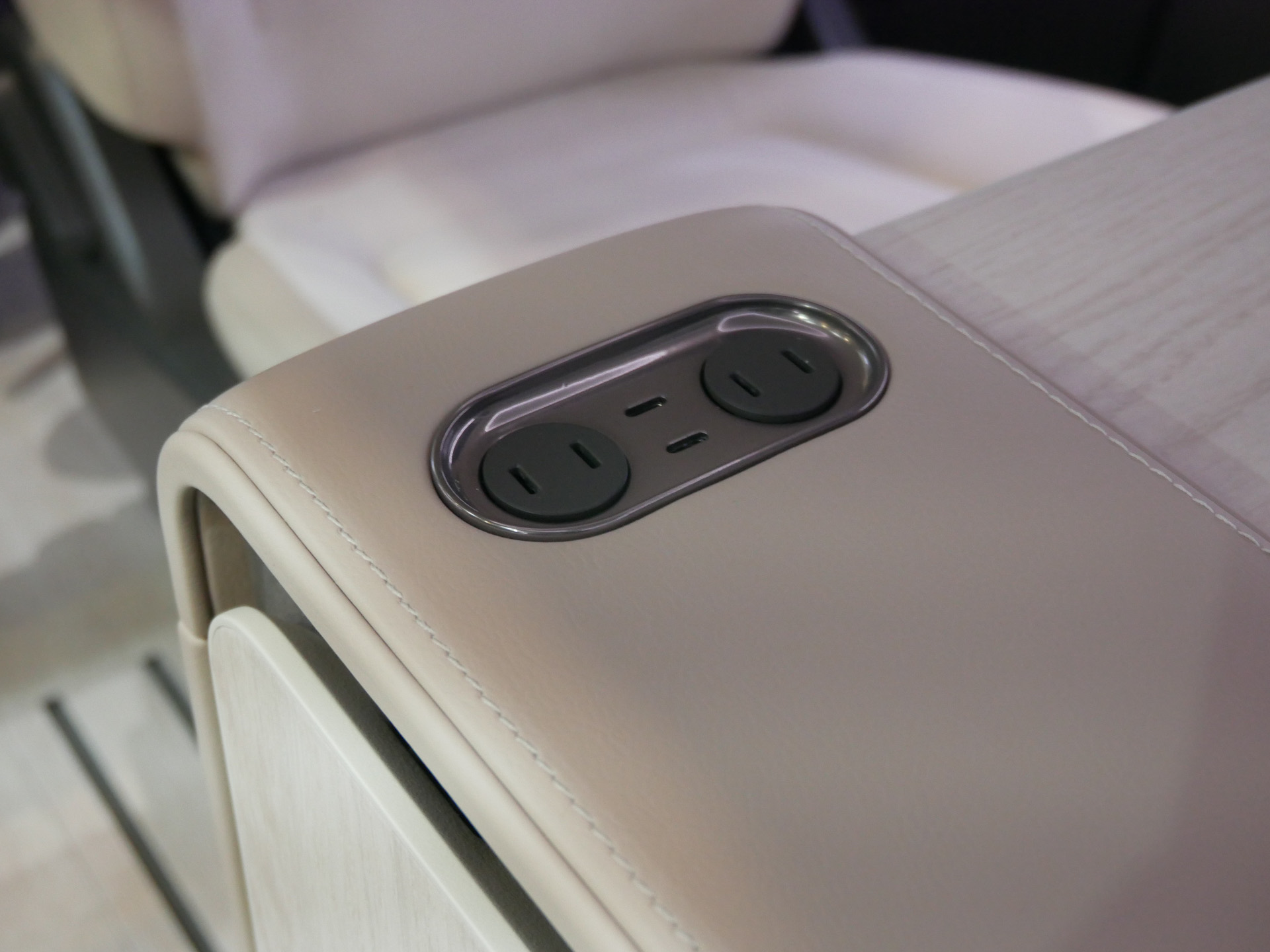 コンソールの上部には複数のコンセントが用意されている