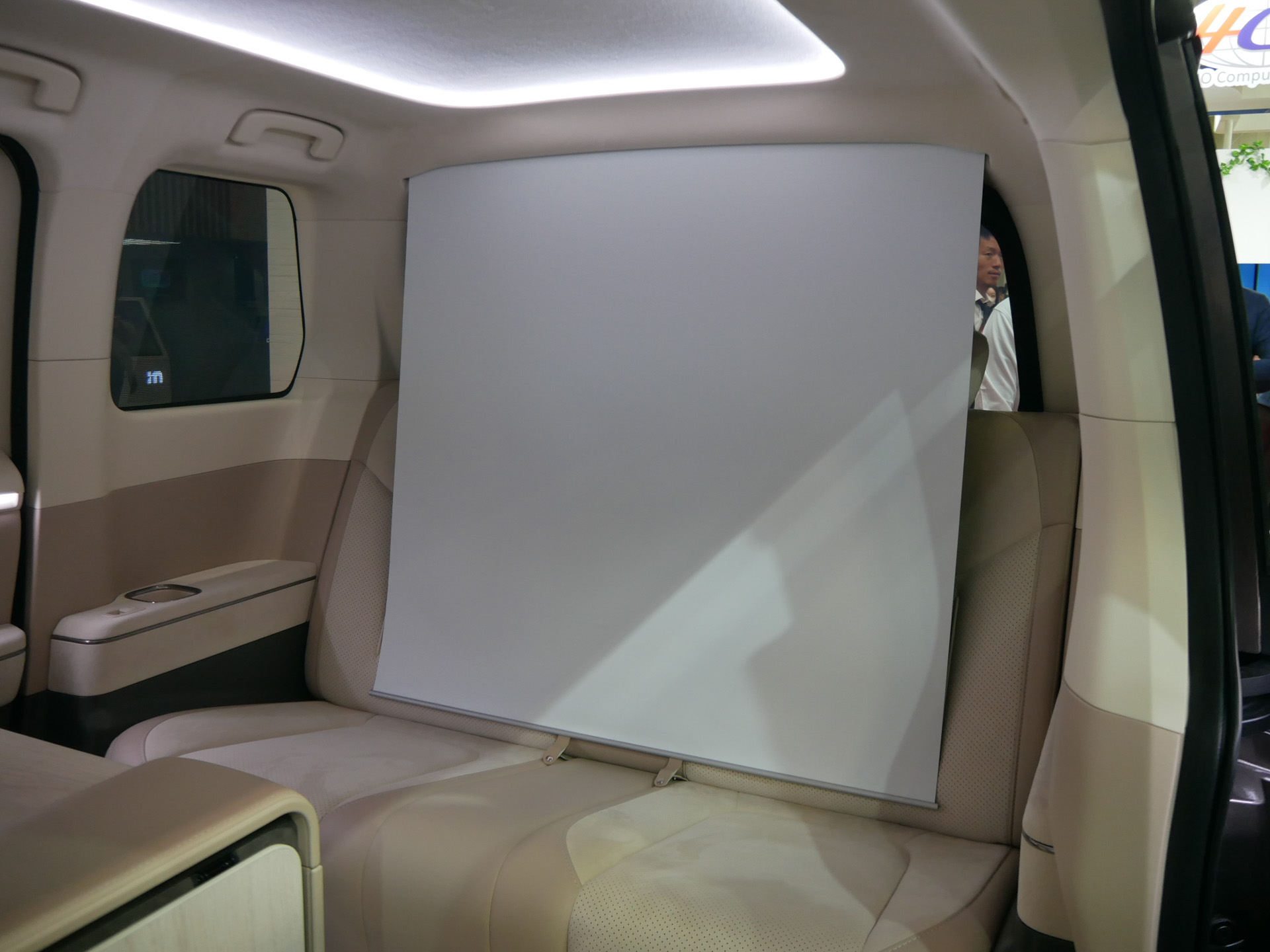 後部座席部分にはロール式スクリーンが設置されている