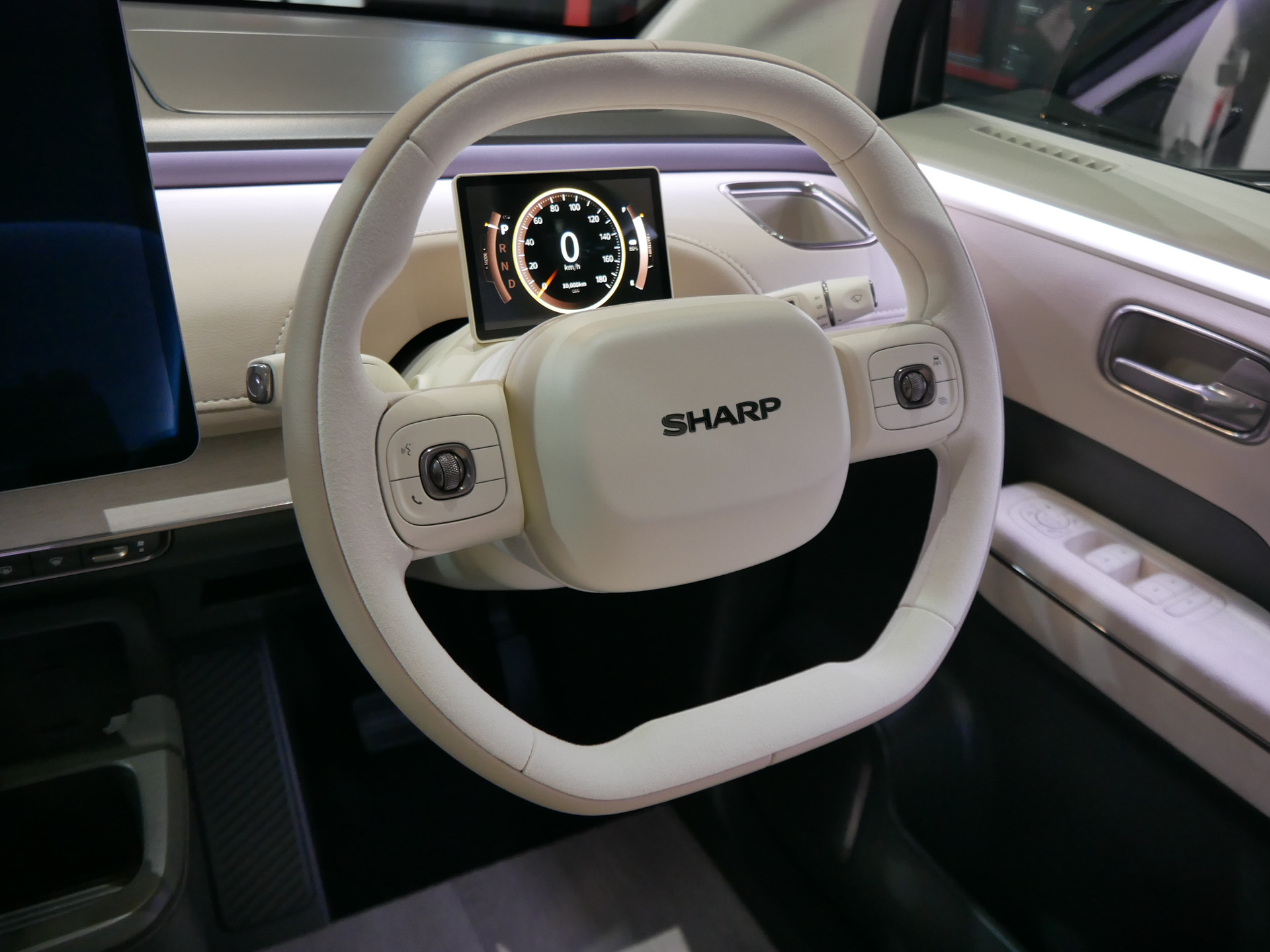 ステアリングには「SHARP」のロゴが入る