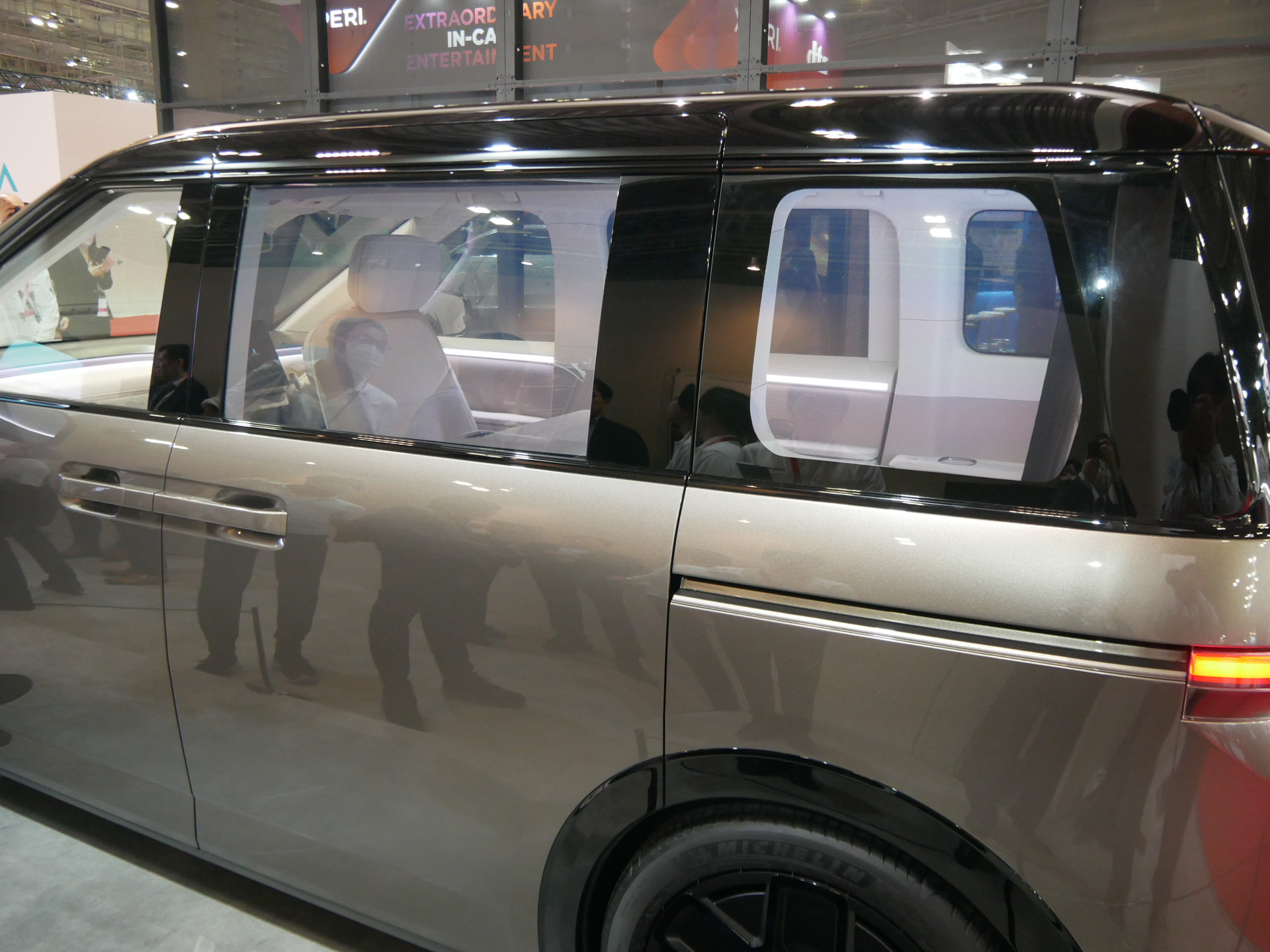 液晶調光シャッターで車内が見えなくなる。映画鑑賞などにも最適だ