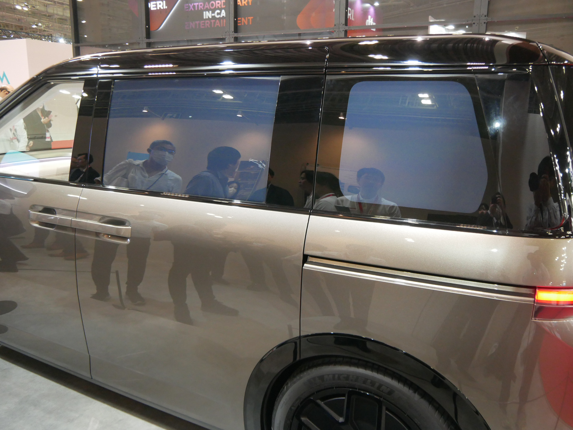 液晶調光シャッターで車内が見えなくなる。映画鑑賞などにも最適だ