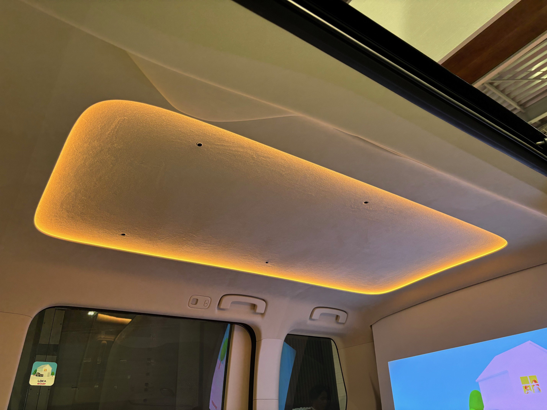 室内天井部分のLED照明。自由に色を変えることができる